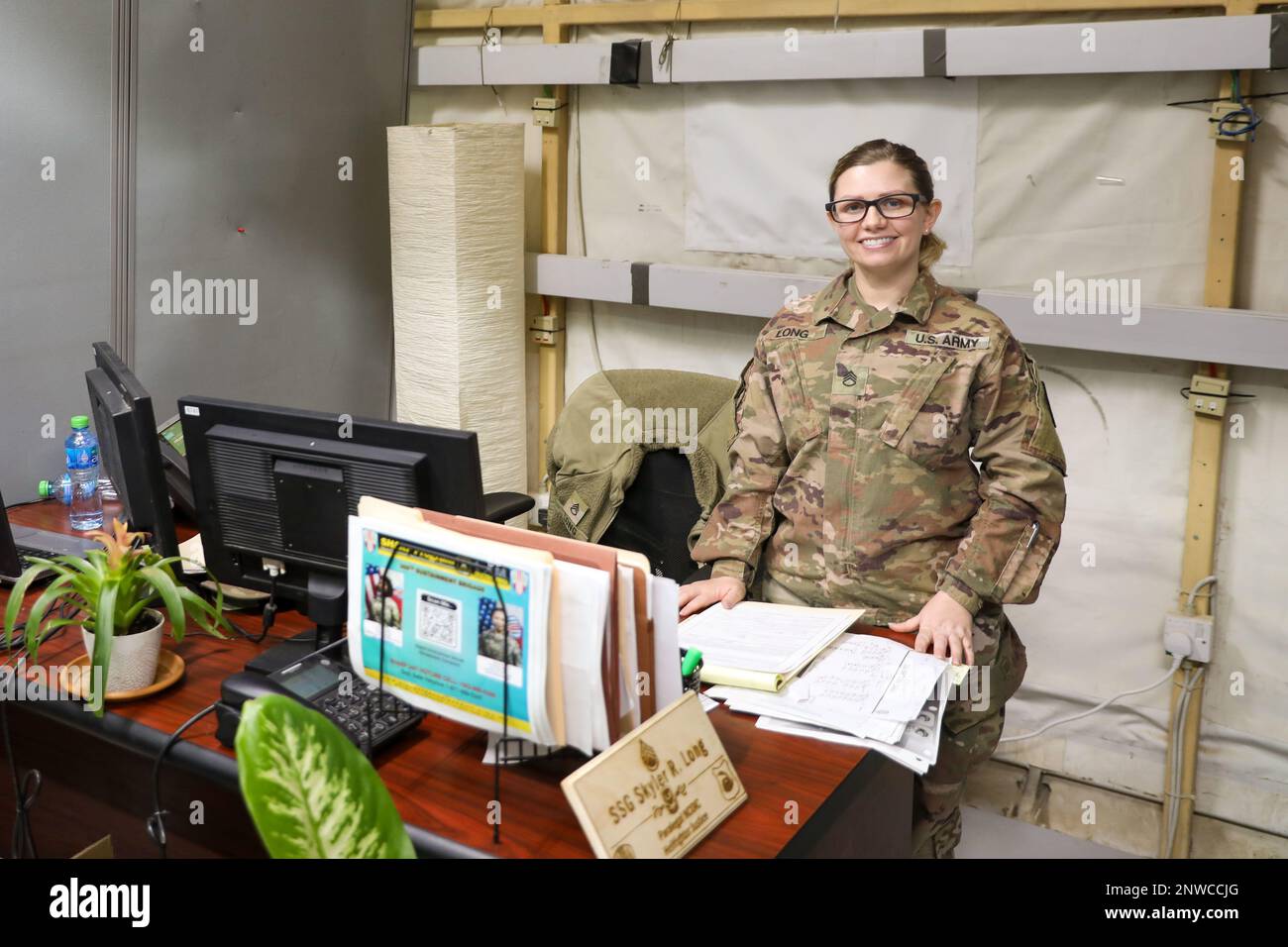 USA Army Staff Sergeant Skyler Long, ein Anwaltsgehilfe der 369. Nachhaltigkeits-Brigade, posiert für ein Foto in einem Zelt in Camp Arifjan, Kuwait, 5. Januar 2023. Stockfoto