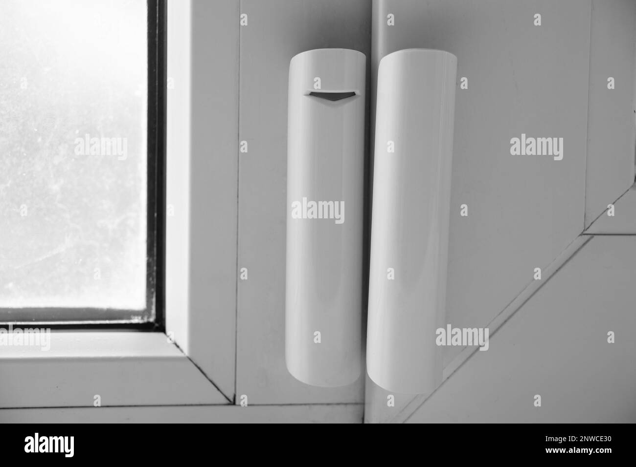 Sensor zum Öffnen des Fensters hängt am Fenster, Hausalarmierungssystem, Hausschutz, Hausalarm Stockfoto