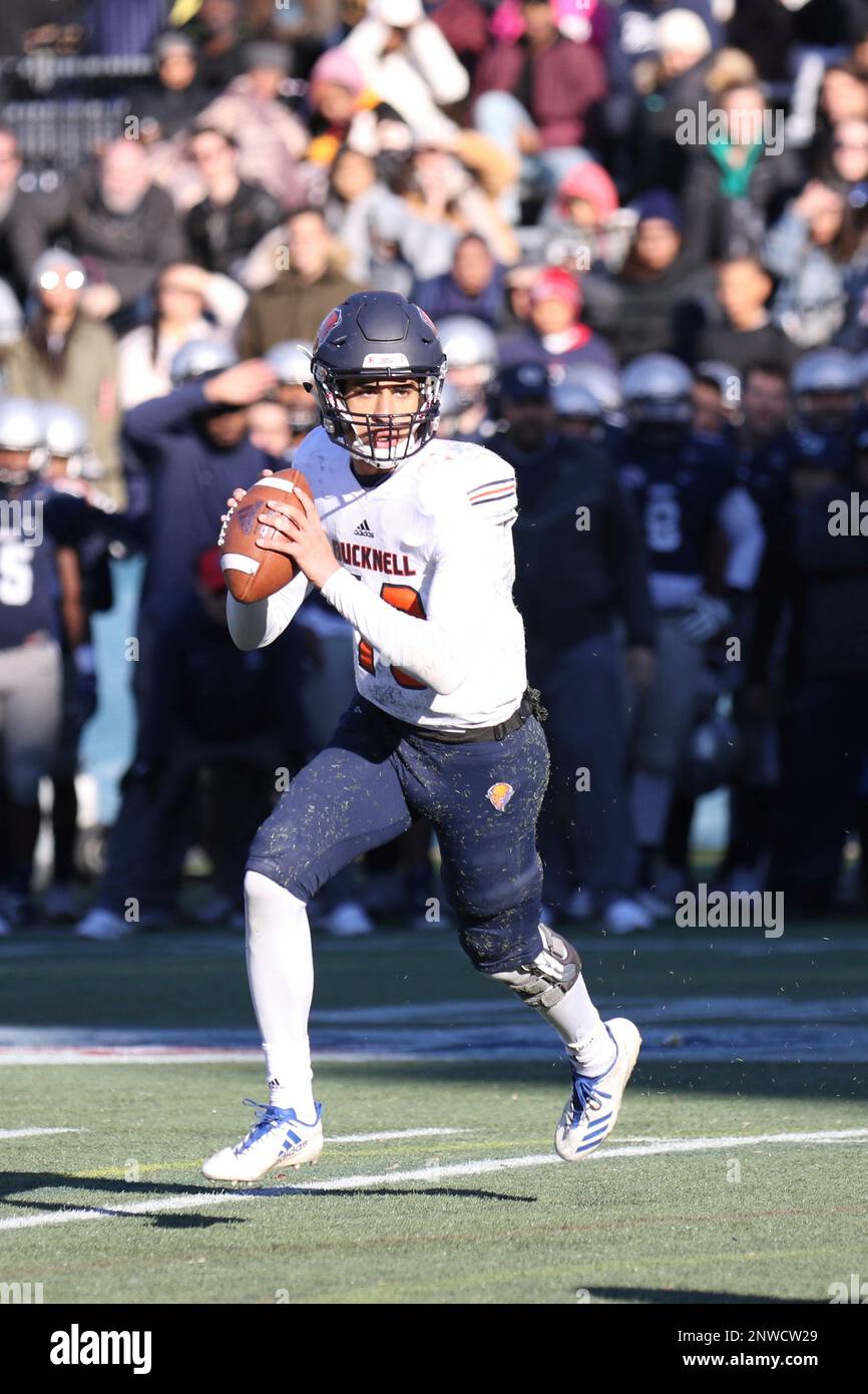WASHINGTON, DC - NOVEMBER 10: Bucknell Bisons quarterback Tarrin Earle (10) looks for a receiver during the Patriot League college football game between the Georgetown Hoyas and the Bucknell Bisons on November 10, 2018 at Cooper Field in Washington, DC. (Photo by Bradley Rex/Icon Sportswire) (Icon Sportswire via AP Images) Stockfoto