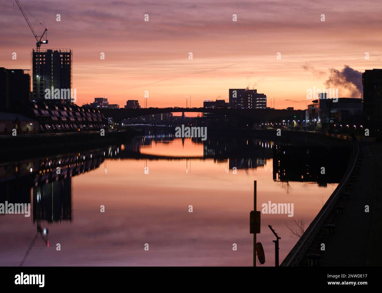 Die Skyline von Glasgow spiegelt sich während Eines wunderschönen Sonnenaufgangs im Fluss Clyde wider Stockfoto