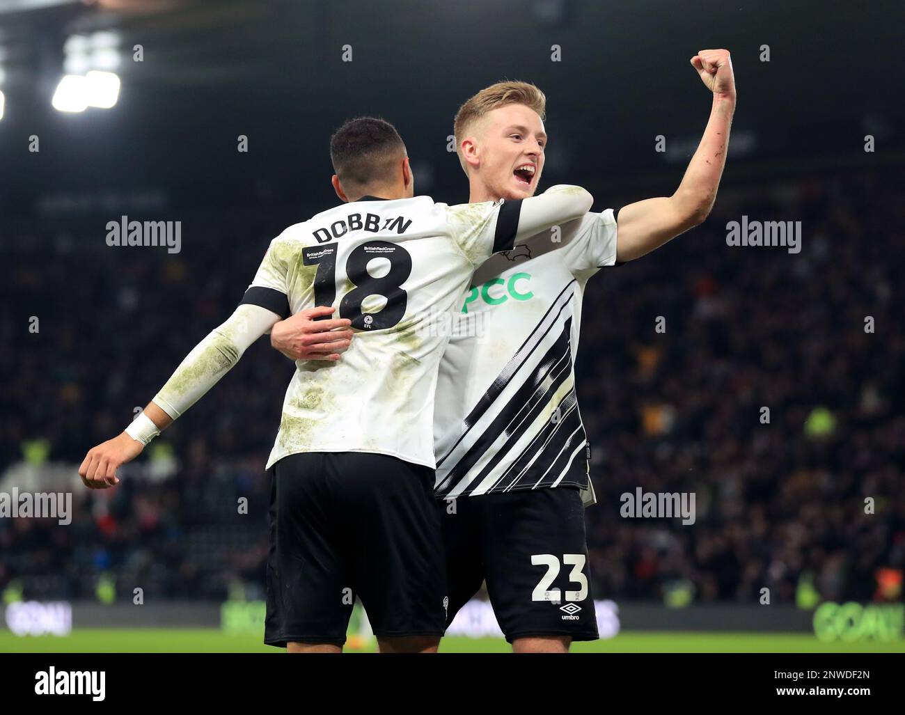 Lewis Dobbin (links) im Derby County feiert mit dem Teamkollegen Harvey White beim Spiel Sky Bet League One im Pride Park Stadium, Derby, das zweite Tor seiner Seite des Spiels. Foto: Dienstag, 28. Februar 2023. Stockfoto