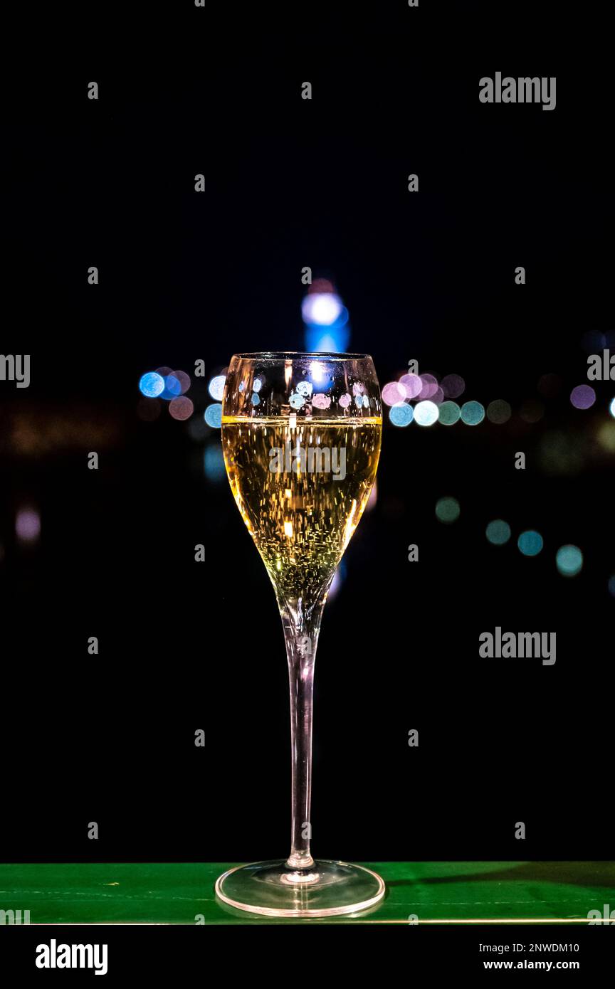 Verkostung von französischem Sekt mit Champagner im Freien bei Nacht ...