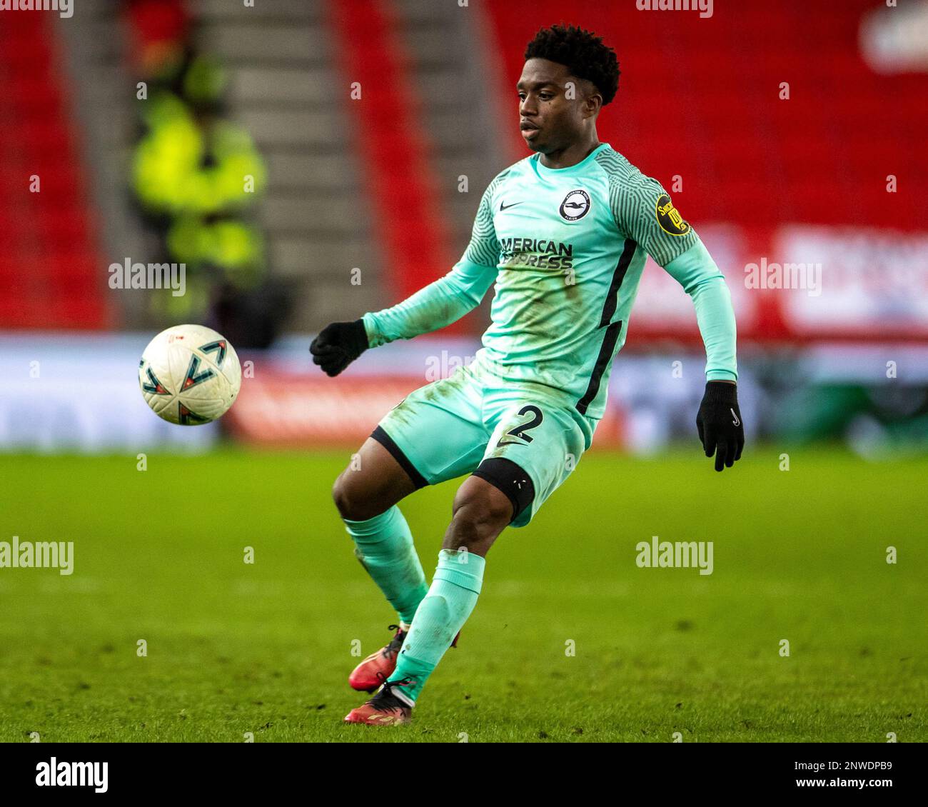 28. Februar 2023; bet365 Stadium, Stoke, Staffordshire, England; FA Cup Fußball, Stoke City gegen Brighton und Hove Albion; Tariq Lamptey von Brighton kontrolliert den Ball Stockfoto