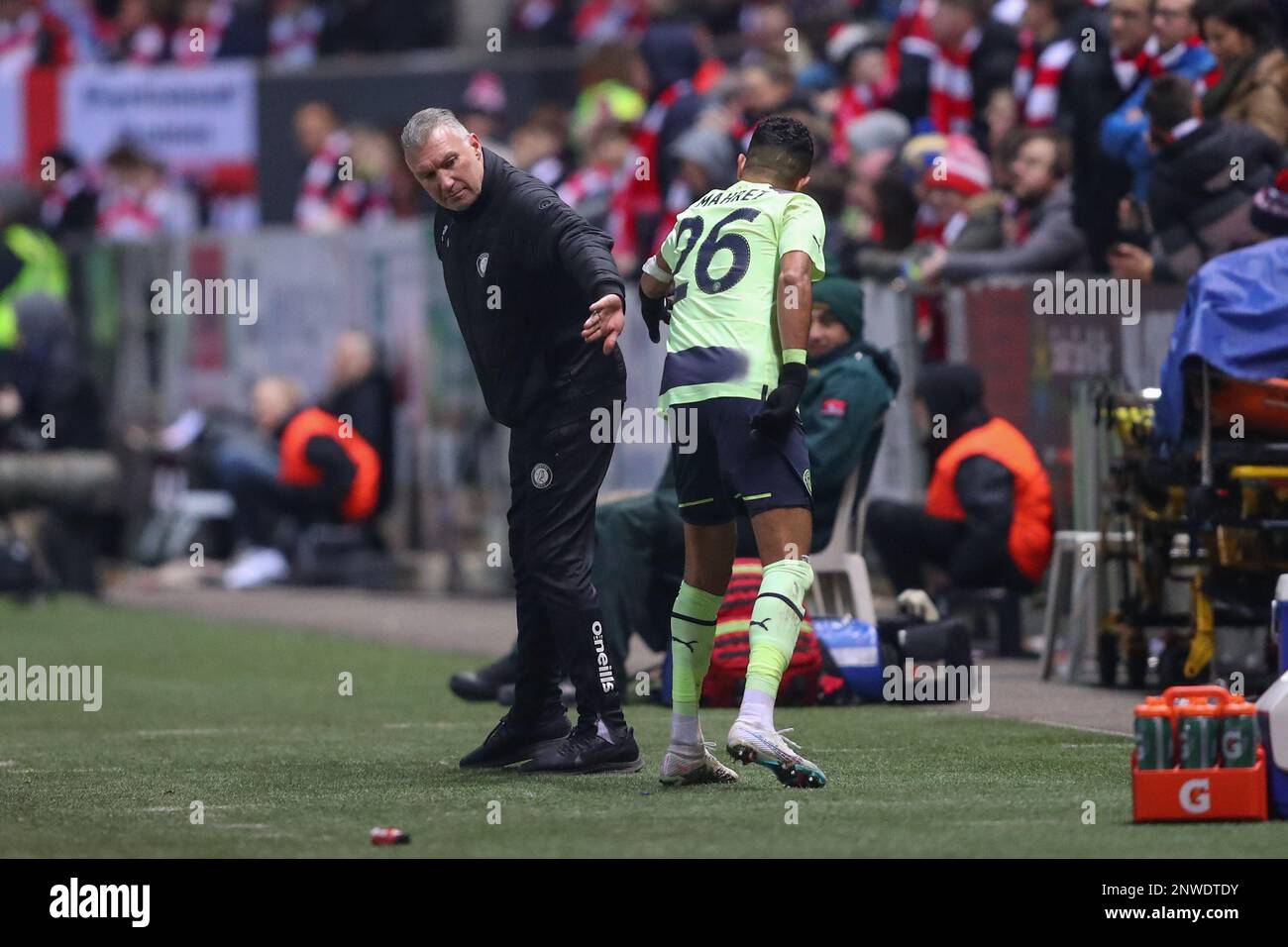 Ehemaliger Manager und Spieler von Leicester City Nigel Pearson Manager von Bristol City und Riyad Mahrez #26 von Manchester City High Five während des Fifth-Runden-Spiels Bristol City gegen Manchester City in Ashton Gate, Bristol, Großbritannien, 28. Februar 2023 (Foto von Gareth Evans/News Images) Stockfoto