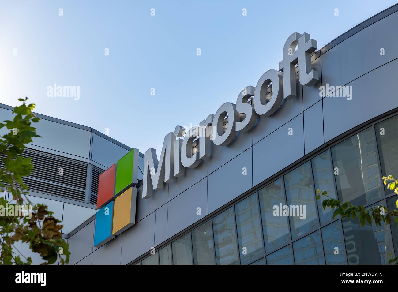 Ein Bild des Microsoft-Zeichens an der Fassade des Microsoft Theater. Stockfoto