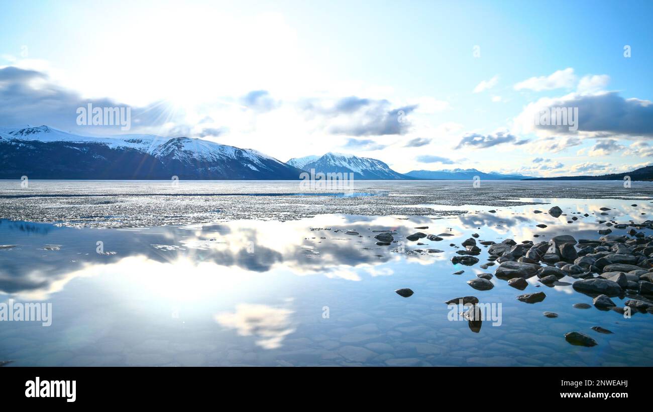 Kanadischer Blick im Norden Kanadas am Nachmittag mit Wolken, die sich im Wasser spiegeln. Stockfoto