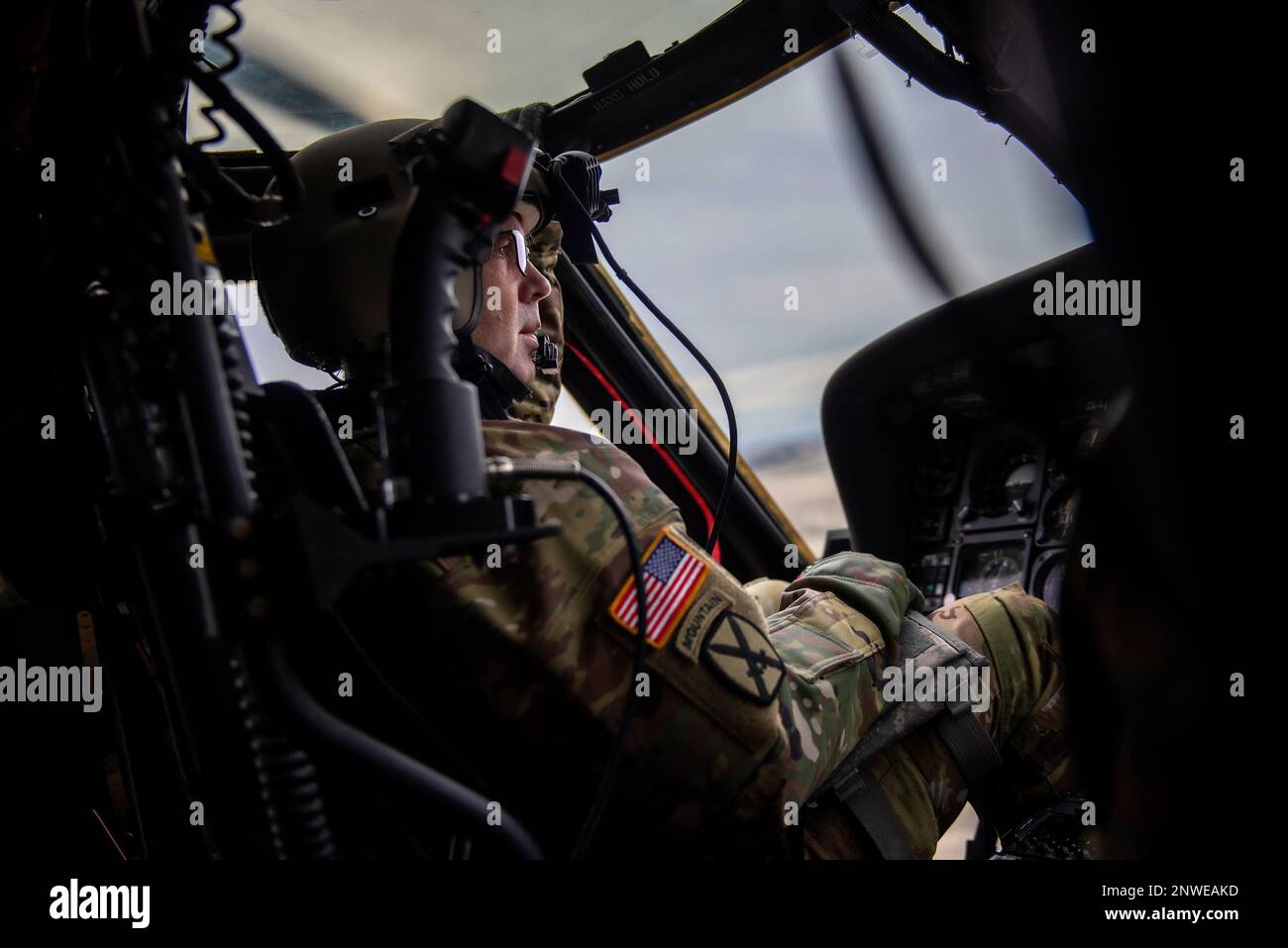 Soldaten der Idaho-Nationalgarde und Airmen sowie ihre aktiven Gegenstücke haben sich mit einer One-Team-One-Fight-Mentalität zusammengetan, um gemeinsam am 4. Februar 2023 bei Gowen Field, Boise, Idaho, eine Massenübung für Verletzte durchzuführen. Medizinisches Personal der 124. Medical Group von Gowen Field und medizinisches Personal im aktiven Dienst mit der 366. Medical Group vom Luftwaffenstützpunkt Mountain Home, das sich für mehrere Massenunfälle zusammengeschlossen hat; Dazu gehörten auch der Einsatz von Sanitätern, Piloten und UH-60 Black Hawk-Hubschraubern der Idaho Army National Guard, 1. des 168. Luftfahrtregiments Stockfoto