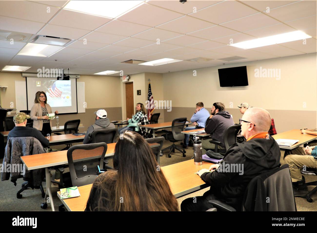 Neue Mitarbeiter von Fort McCoy nehmen am neuen Onboarding-Prozess der Installation am 3. Januar 2023 im Konferenzraum von Gebäude 2187 in Fort McCoy, Wisconsin, Teil. Während dieser Sitzung erhielten sie von Jobi Spolum vom Fort McCoy Plans, Analysis and Integration Office ein Briefing über den strategischen Planungsprozess von Fort McCoy und über die Mission, Vision und das Motto der Installation. Der gesamte Onboarding-Prozess wird vom Fort McCoy Direction of Human Resources Workforce Development Program organisiert. Dieser Prozess unterstützt auch die Kulturkampagne des Army Installation Management Command Service Stockfoto