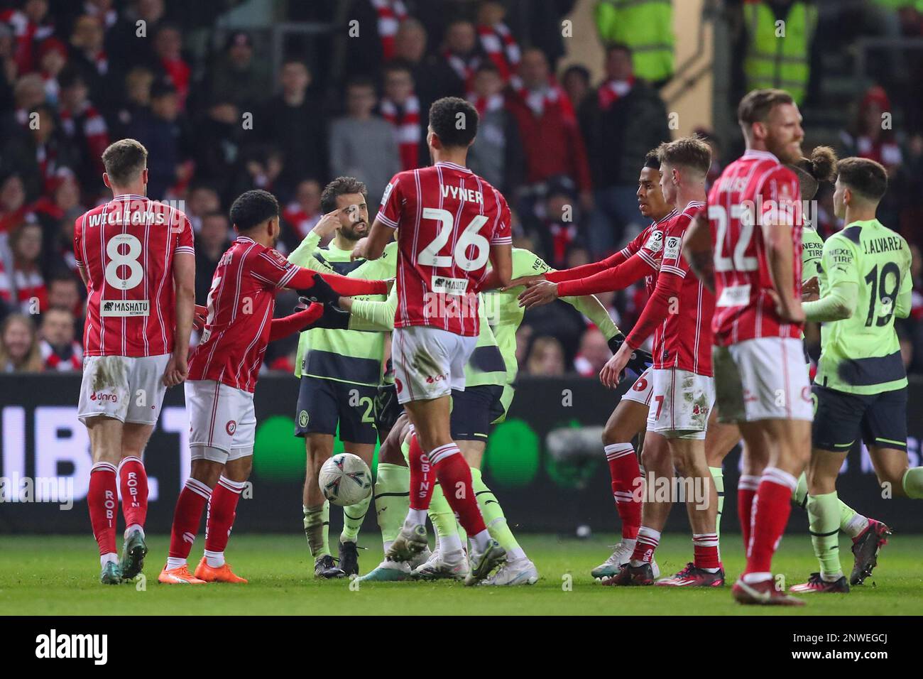 Bristol, Großbritannien. 28. Februar 2023. Beim Emirates FA Cup Fifth Round Match Bristol City gegen Manchester City bei Ashton Gate, Bristol, Vereinigtes Königreich, am 28. Februar 2023 (Foto von Gareth Evans/News Images) in Bristol, Großbritannien, am 2./28. Februar 2023 werden für beide Spieler die Stimmung hoch. (Foto: Gareth Evans/News Images/Sipa USA) Guthaben: SIPA USA/Alamy Live News Stockfoto