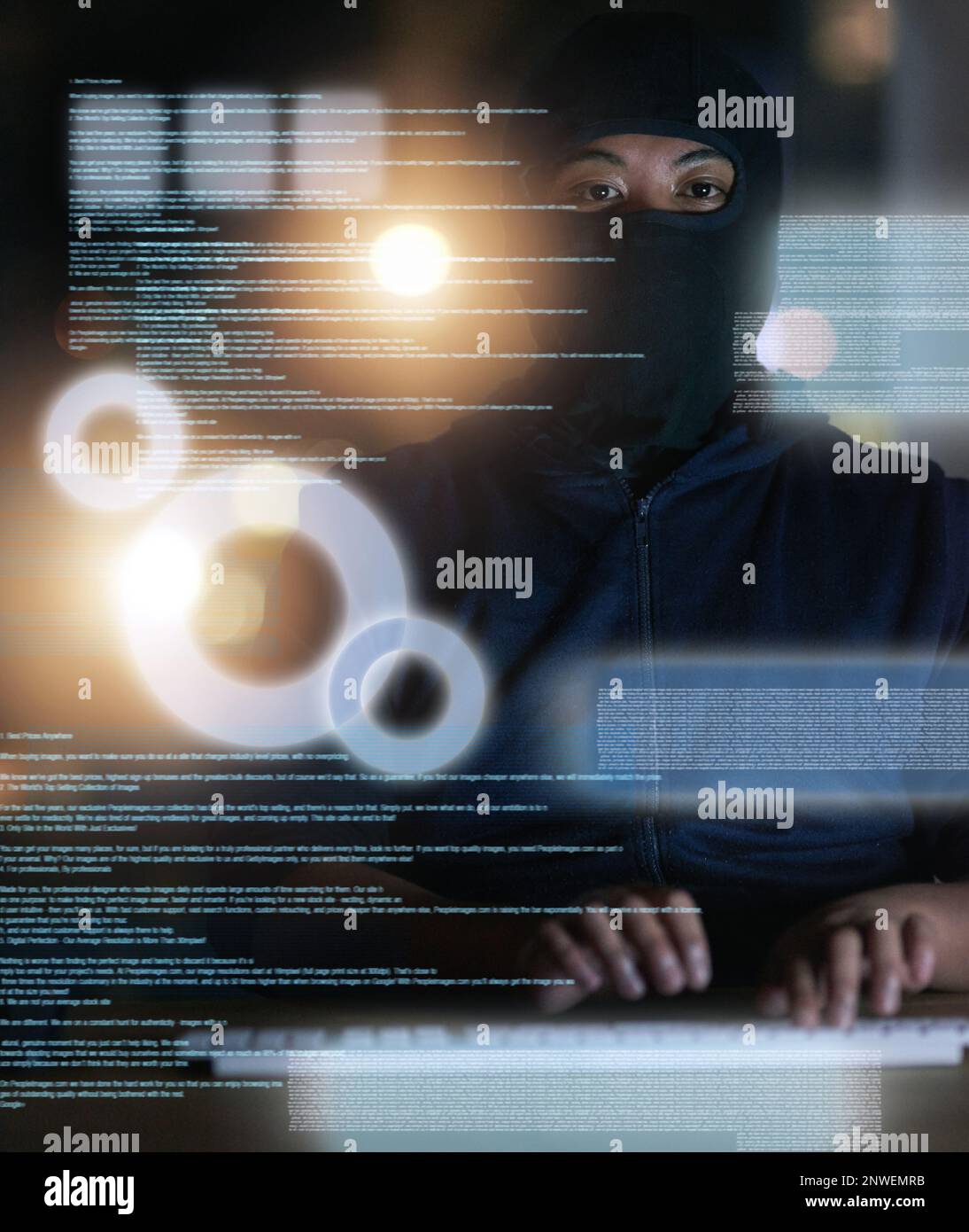 Sein Spiel für Sie vorbei, sobald er auf Ihr System zugreift. Aufnahme eines Hackers, der im Dunkeln einen Computercode knackt. Stockfoto