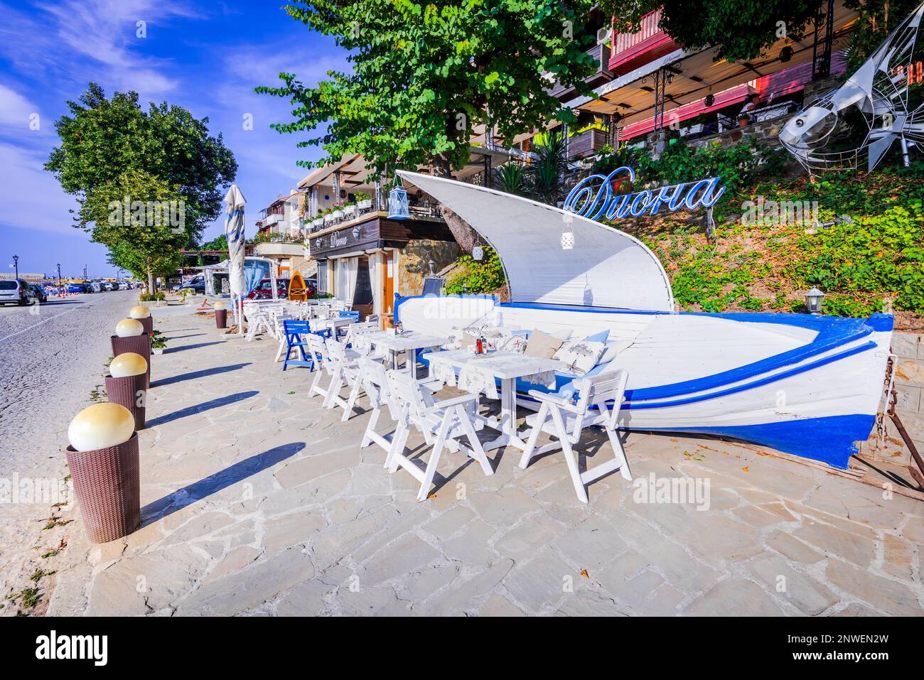 Sozopol, Bulgarien - August 2020. Sonniger Tag charmanter touristischer Hafen mit Tavernen. Schwarzmeerküste, bulgarische Küste. Stockfoto