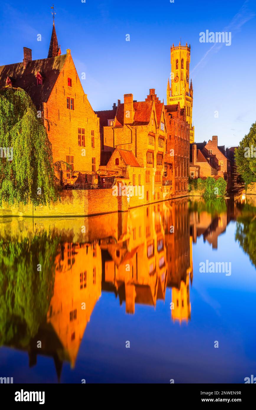 Brügge, Belgien. Rozenhoedkaai ist ein malerischer Kanal mit historischen Gebäuden und Bäumen, der einen romantischen Blick auf die Architektur und bietet Stockfoto