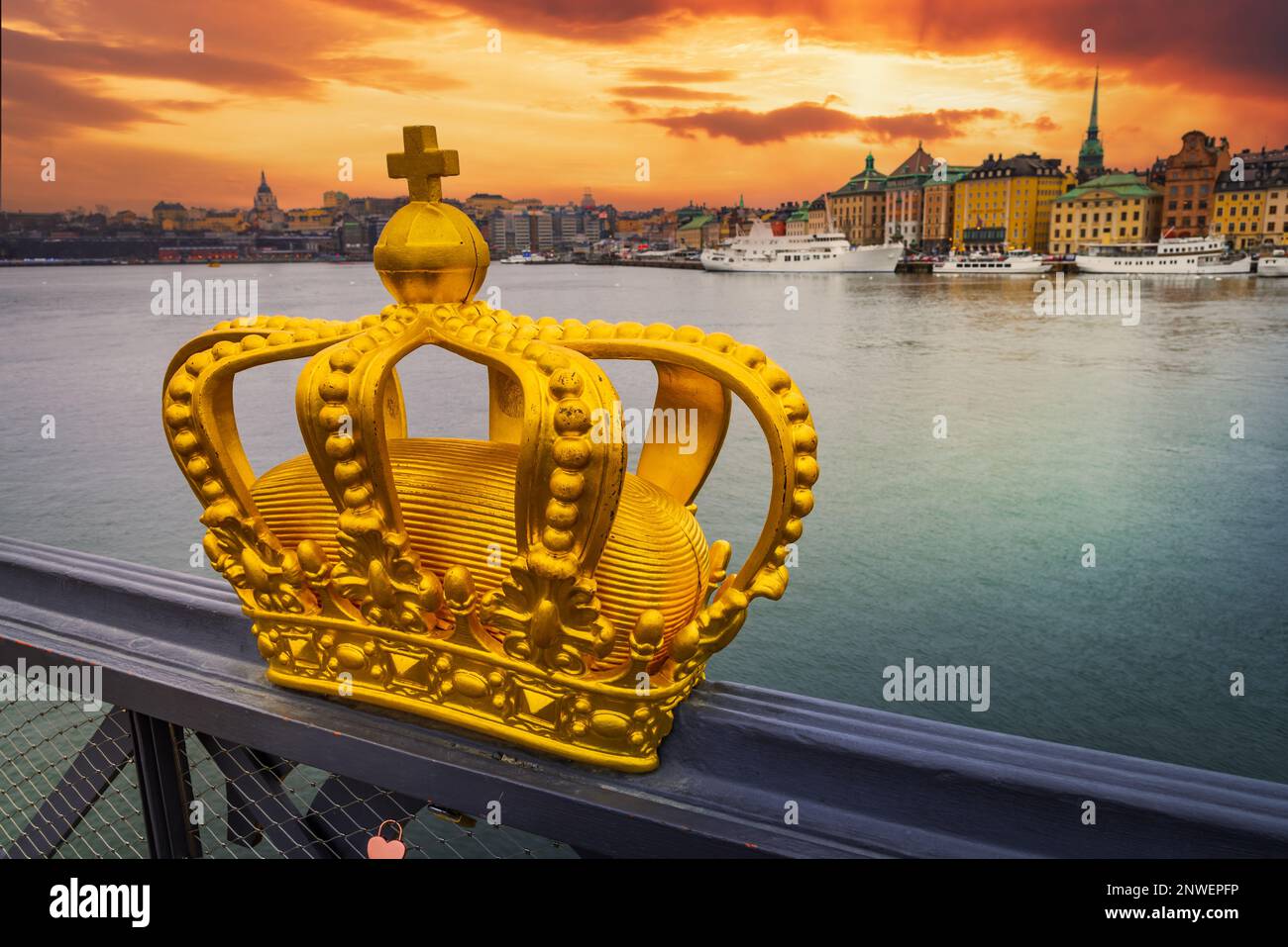 Stockholm, Schweden. Skeppsholmsbron (Skeppsholm-Brücke) mit seiner berühmten Goldenen Krone. Stockfoto