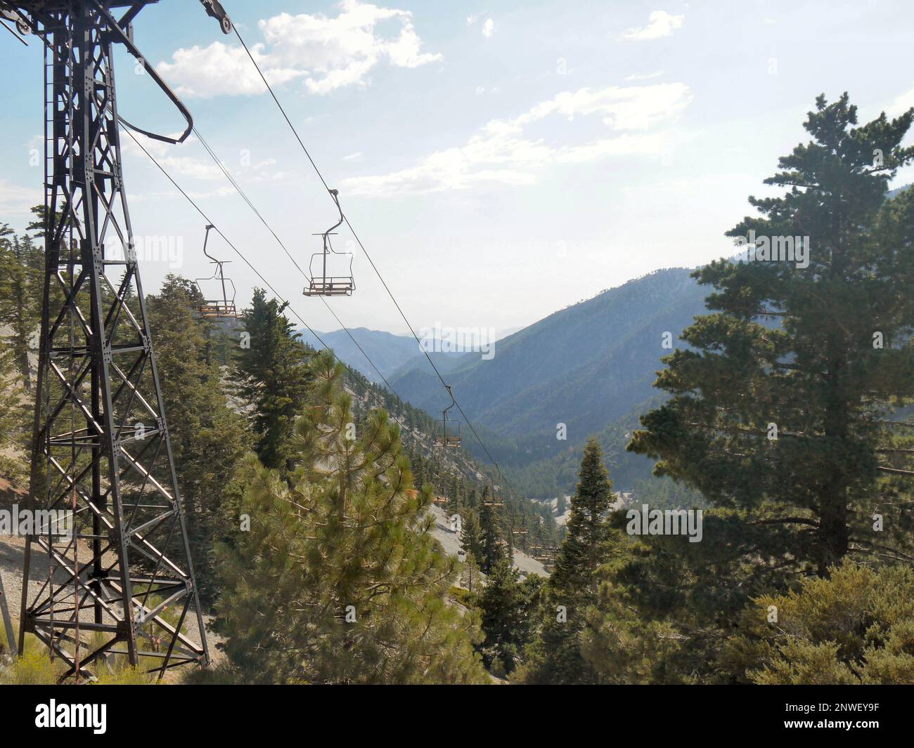 Mount San Antonio, Kalifornien, USA - Juli 31 2017 - die Skilifte des Mount Baldy führen hinab ins Tal Stockfoto