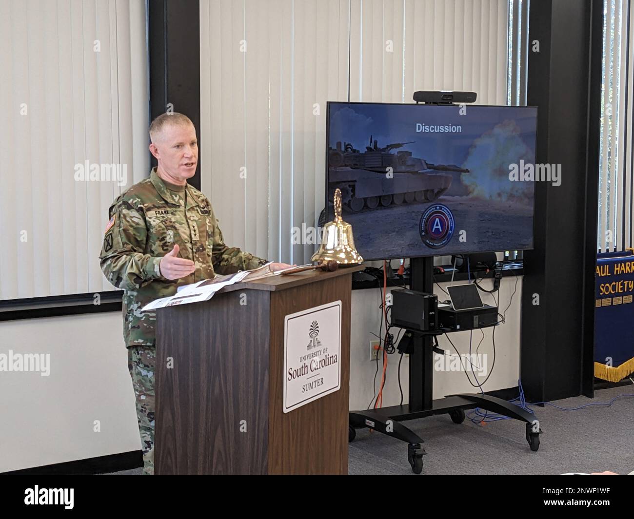 Generalleutnant Patrick Frank, USA General der Army Central, traf sich mit Mitgliedern des Sumter Rotary Clubs während ihres letzten Treffens am Sumter Campus der University of South Carolina, 9. Januar 2023. Während des Treffens erläuterte Leutnant General Frank die Geschichte von USARCENT und erläuterte die Mission, wobei er die Bedeutung von Menschen, Partnerschaft und Innovation hervorhob. Im Anschluss an seine Ausführungen nahm er sich die Zeit, um mit den Clubmitgliedern über die Bedeutung der Lebensqualität für USARCENT-Soldaten, Zivilisten und Familien zu sprechen und ihnen für den Einfluss zu danken, den sie im gesamten Kommunikationsraum ausüben Stockfoto