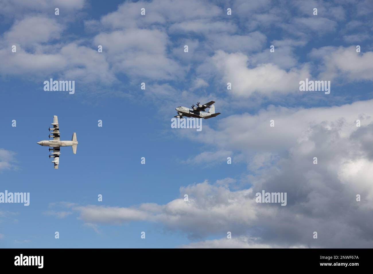 USA Marines mit Marine Aerial Tanker Transport Squadron (VMGR) 252 fliegen zwei KC-130J Hercules über Marine Corps Air Station Cherry Point, North Carolina, 23. Januar 2023. Eine Einheit von VMGR-252 kehrte von ihrem Einsatz zurück, um die Sondereinsatztruppe Marine Air-Ground Task Force Crisis Response Africa zu unterstützen. VMGR-252 ist eine Untereinheit von 2. Marine Aircraft Wing, dem Luftkampfelement der II Marine Expeditionary Force. Stockfoto