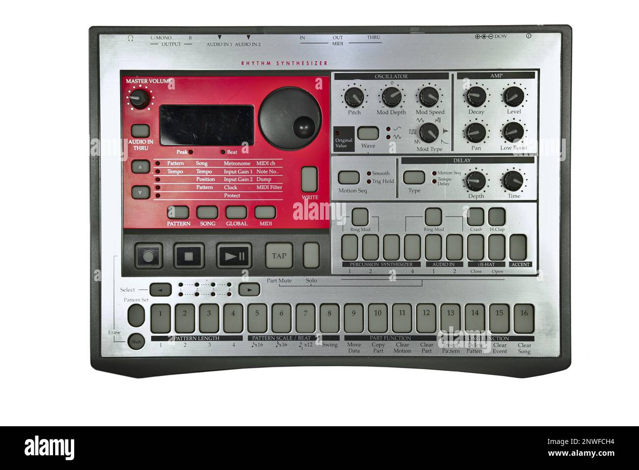 Analoger, silberfarbener und roter Sequenzer für Trommelmaschinen im Vintage-Stil. Flache Perspektive, isoliert auf weißem Hintergrund Stockfoto