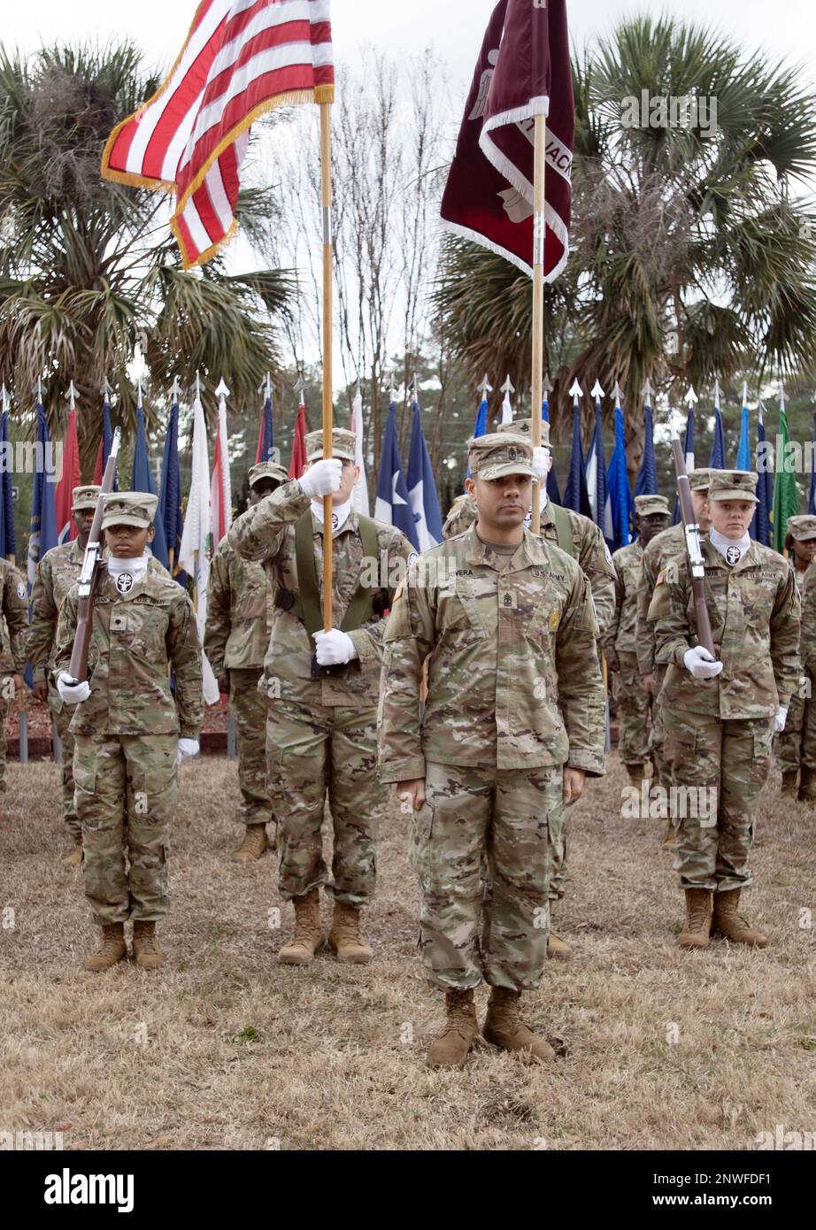 Medizinische Soldaten der Hauptquartier-Kompanie, USA Army Medical Activity Company – Fort Jackson steht kurz vor dem Beginn der Zeremonie zum Wechsel der Verantwortung für den ausscheidenden Kommandoleiter Major Erin L. Hicks in Formation. Die Formation wird von 1. Sgt. Javier Rivera geleitet. Moncriefs neuer Oberfeldwebel Major wird voraussichtlich im Mai eintreffen. Stockfoto