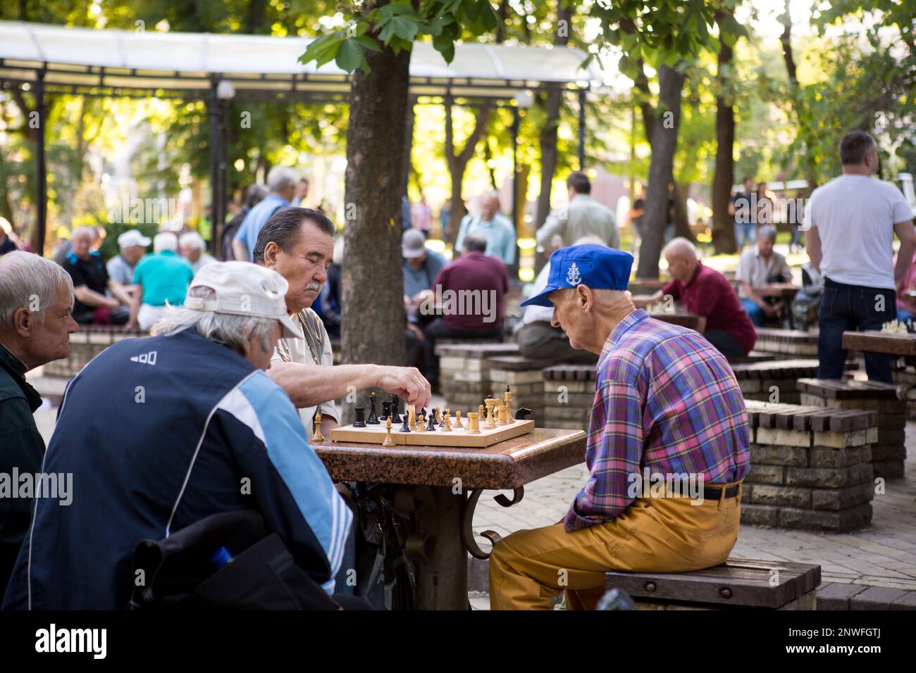 Im Mai 2018 spielten ältere Ukrainer im Kiew Shevchenko Park und in der Erholungszone Schach. Schach ist einer der beliebtesten Sportarten in der Ukraine Stockfoto