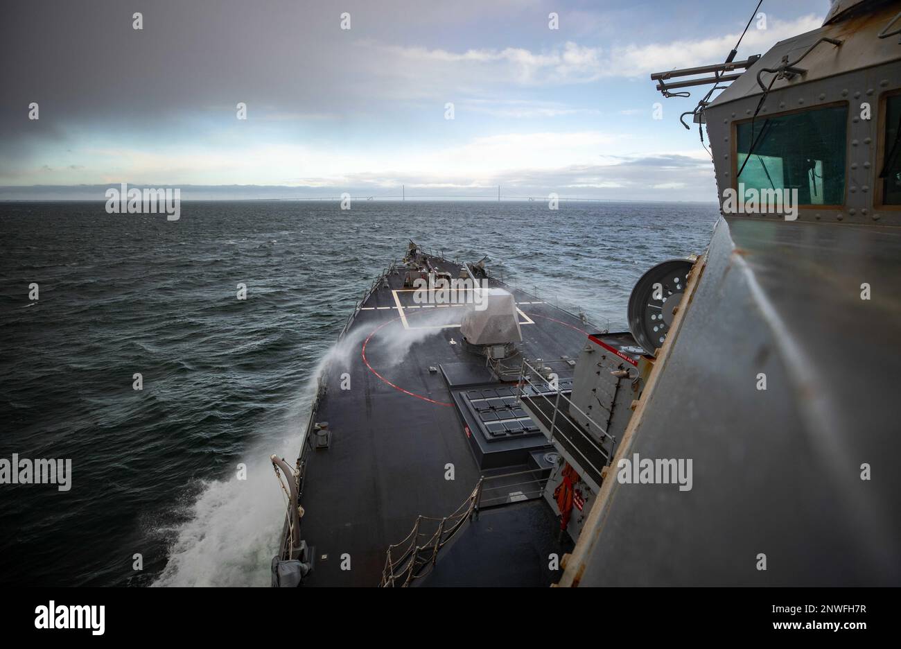 DANISH STRAITS (30. Januar 2023) The Arleigh Burke-class Guided-Missile Destroyer USS Roosevelt (DDG 80) transits the Danish Straits, 30. Januar 2023. Roosevelt ist auf einem geplanten Einsatz in den USA Marinestreitkräfte Europa Einsatzgebiet, angestellt von den USA Sechste Flotte, die die Interessen der USA, Verbündeten und Partner verteidigt. Stockfoto