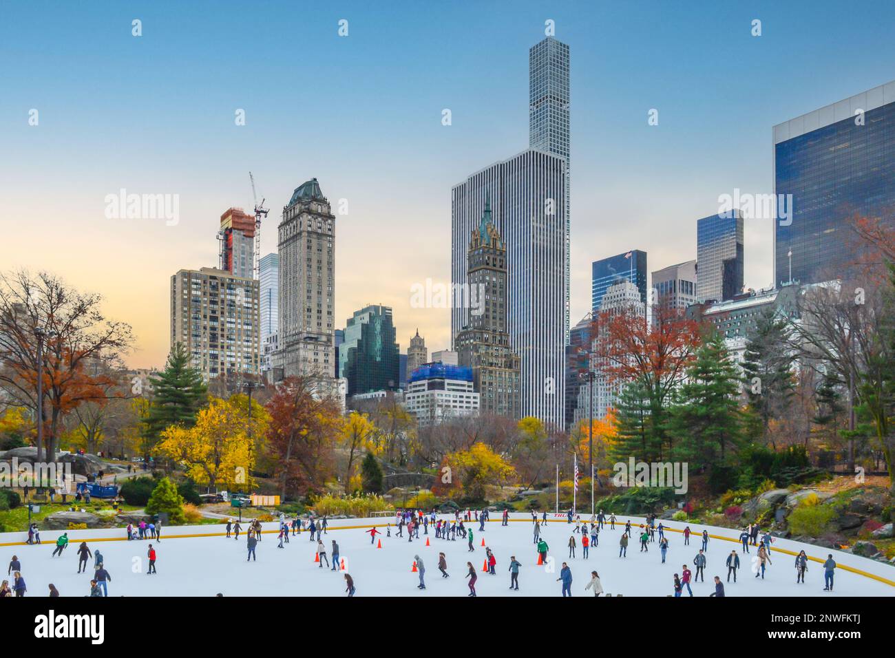 Stadt New York City im Dezember, Winterzeit auf der Eislaufbahn im Central Park am blauen Himmel, wolkiger, unberührter Tag. Stockfoto