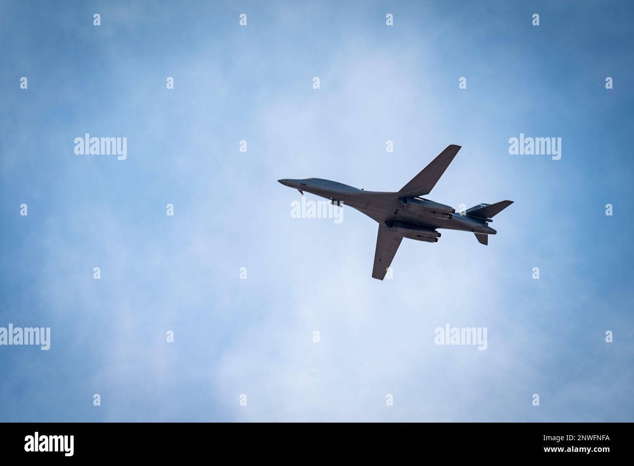 USA Oberst der Luftwaffe Christopher Hawn, Vizekommandeur des 307. Bombenflügels, bereitet sich auf die Landung eines B-1B Lancer während seines fini-Fluges auf dem Dyess Air Force Base, Texas, am 6. Februar 2023 vor. Als Hawn sich seinem Ruhestand nähert, nutzte das Basispersonal die Gelegenheit, seinen letzten Flug zu feiern, während es dem 307. BW zugeteilt war. Er war fast 20 Jahre im aktiven Dienst, bevor er in die Luftwaffenreserve überging, und nahm an zahlreichen Notstands- und Kampfeinsätzen Teil, wobei er mehr als 4.000 Flugstunden und 930 Kampfstunden in einem B-1, B-757/767, F-16, T-37, T-38, T-1, TG-15 UND TG-16A. Stockfoto