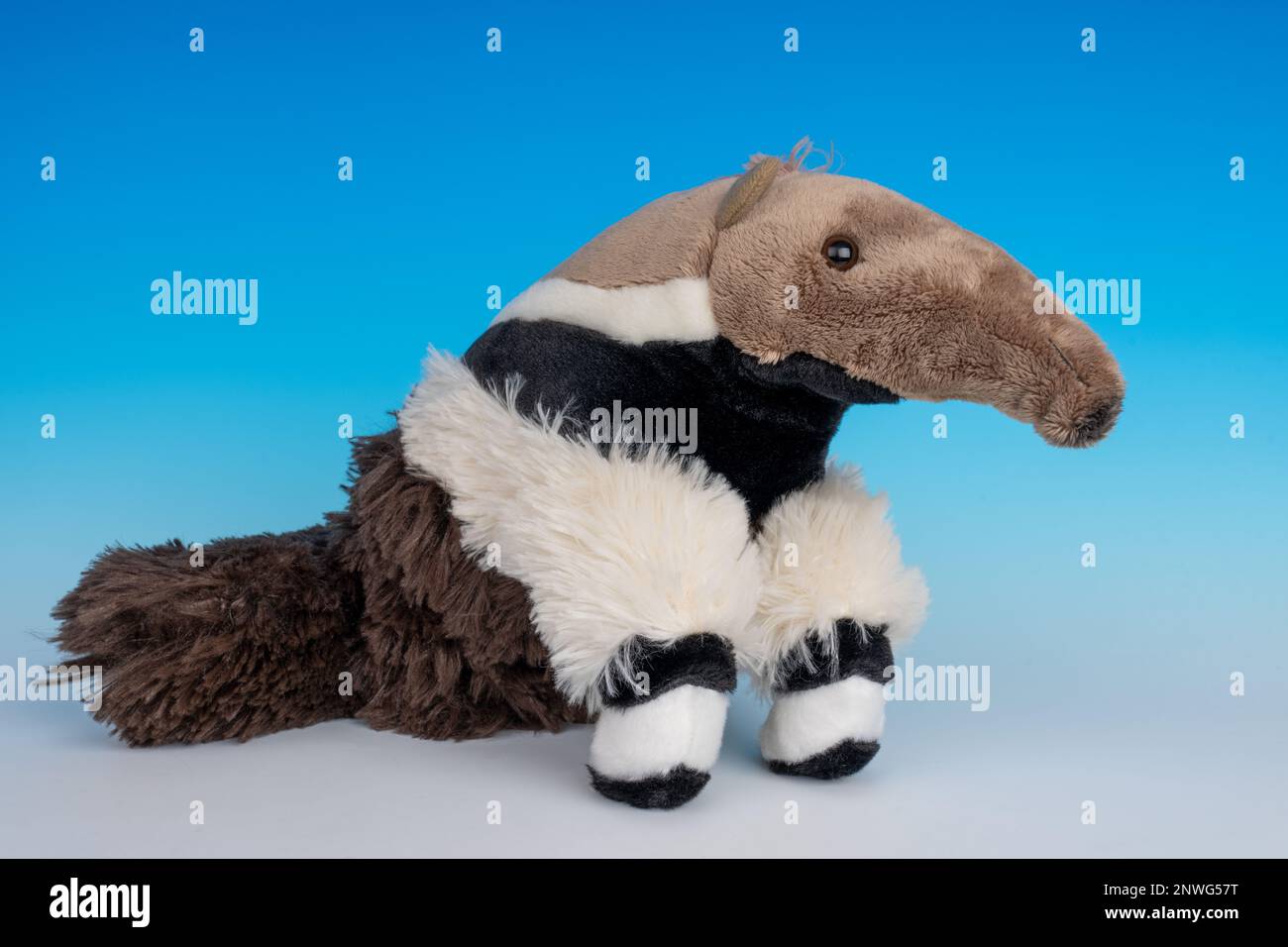 Plüschtier auf einem nahtlosen blau-weißen Hintergrund. Stockfoto