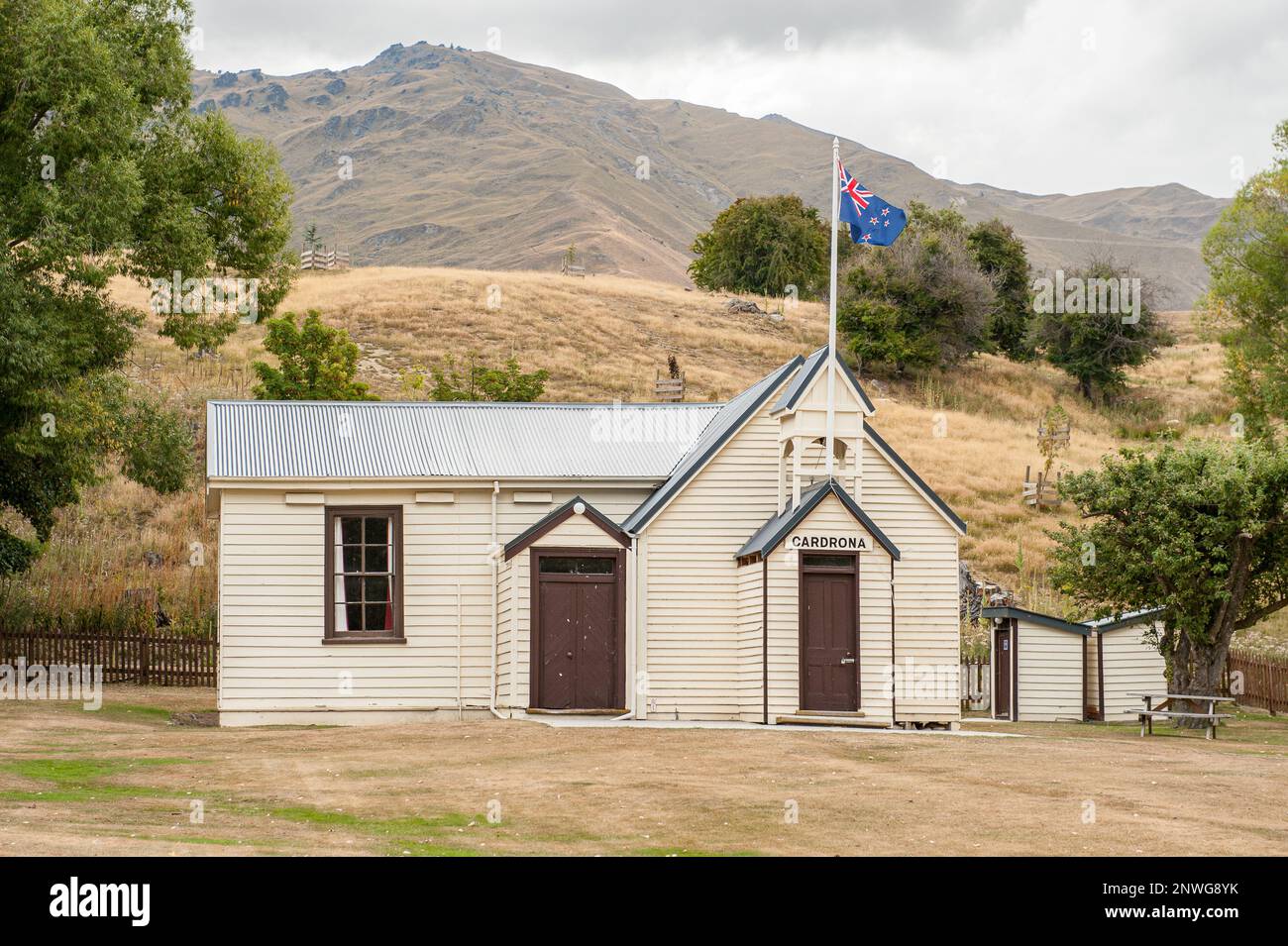 Cardrona Hall and Church entlang der Crown Range Road im Zentrum von Otago, Neuseeland. Cardrona wurde während des Goldrauschs 1860er gegründet. Stockfoto