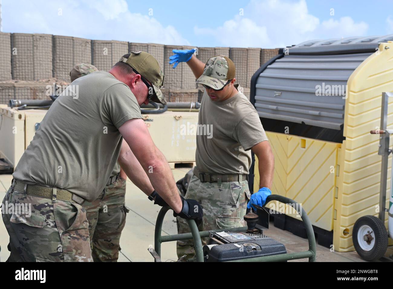 USA Air Force Tech. Sgt. Kyle King, Operationsabteilungen führen mit dem 776. Geschwader der Expeditionären Luftwaffe, demonstriert den besten Weg, einen tragbaren Generator zu aktivieren, an Master Sgt. James Rodocker, Leiter der Brennstoffabteilung des 776. Geschwaders der Expeditionären Luftwaffe, am Chabelley Airfield, Dschibuti, 16. Januar 2023. Verunreinigungen wie Schmutz und andere Partikel können Schäden an Fahrzeugen verursachen, die dazu führen können, dass sie auf dem Boden bleiben oder anderweitig außer betrieb sind, bis Reparaturen durchgeführt werden können. Diese Prüfungen sind daher ein wichtiger Teil der Mission. Stockfoto