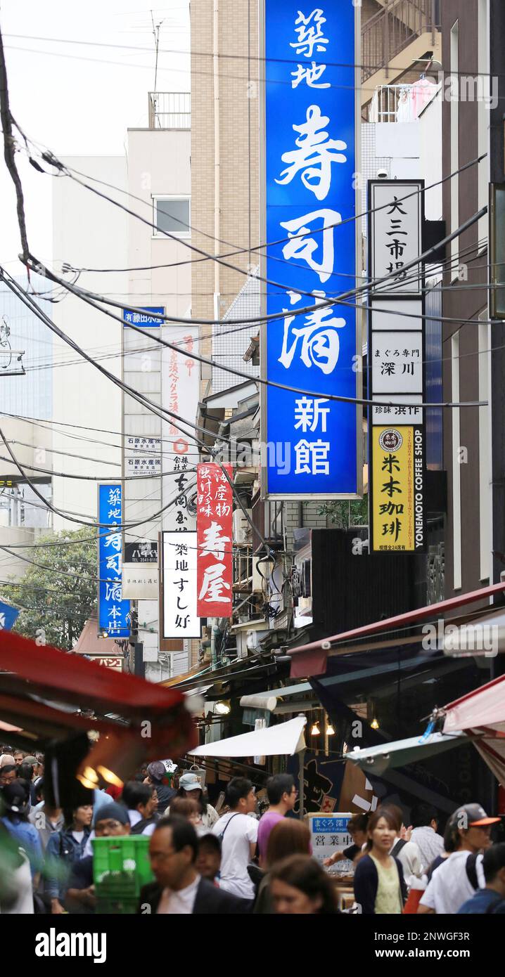 Busy shoppers including foreign travelers try to seek items at the Tsukiji outer fish market in Chuo Ward, Tokyo on October 11, 2018. The iconic Tsukiji market for wholesalers marked its final day of operations in Chuo Ward, Tokyo on Oct. 6, and Toyosu market opened October 11th. ( The Yomiuri Shimbun via AP Images ) Stockfoto