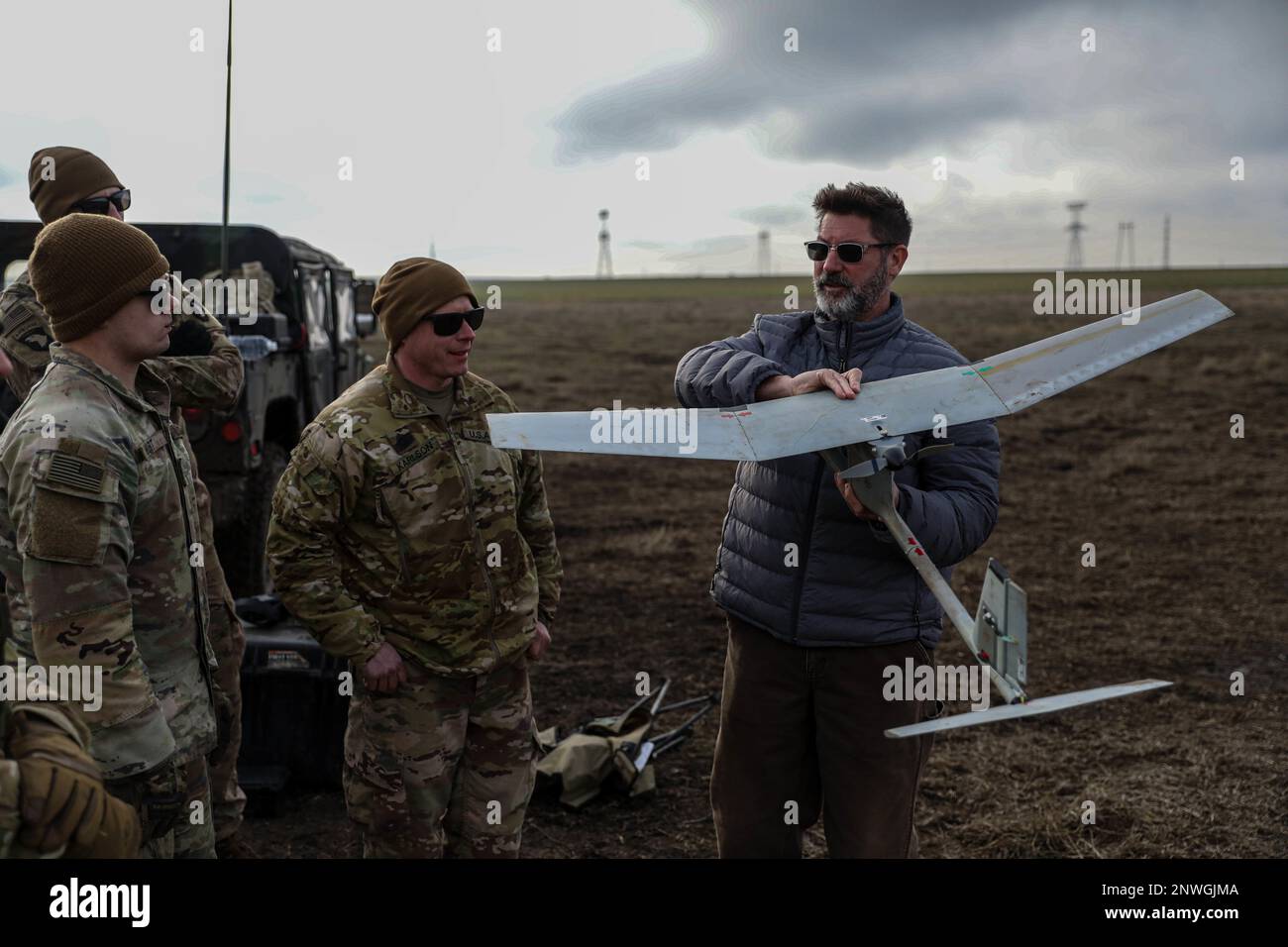 SHAD Babb, ein leitender Field Support Representative bei AeroVironment Inc., weist Soldaten über Verbesserungen an, die an der RQ-11B Drohne oder „Raven“ an einem der mehreren Forward Operators in Rumänien am 16. Januar 2023 durchgeführt werden. Soldaten der 101. Luftwaffendivision (Air Assault) nutzen die Ravens, um Ziele zu erkennen, den Ruf nach Feuerwehrmissionen zu unterstützen und viele andere Aufklärungsaufgaben zu erledigen, wenn die Bedingungen für bemannte Missionen nicht günstig sind. Stockfoto
