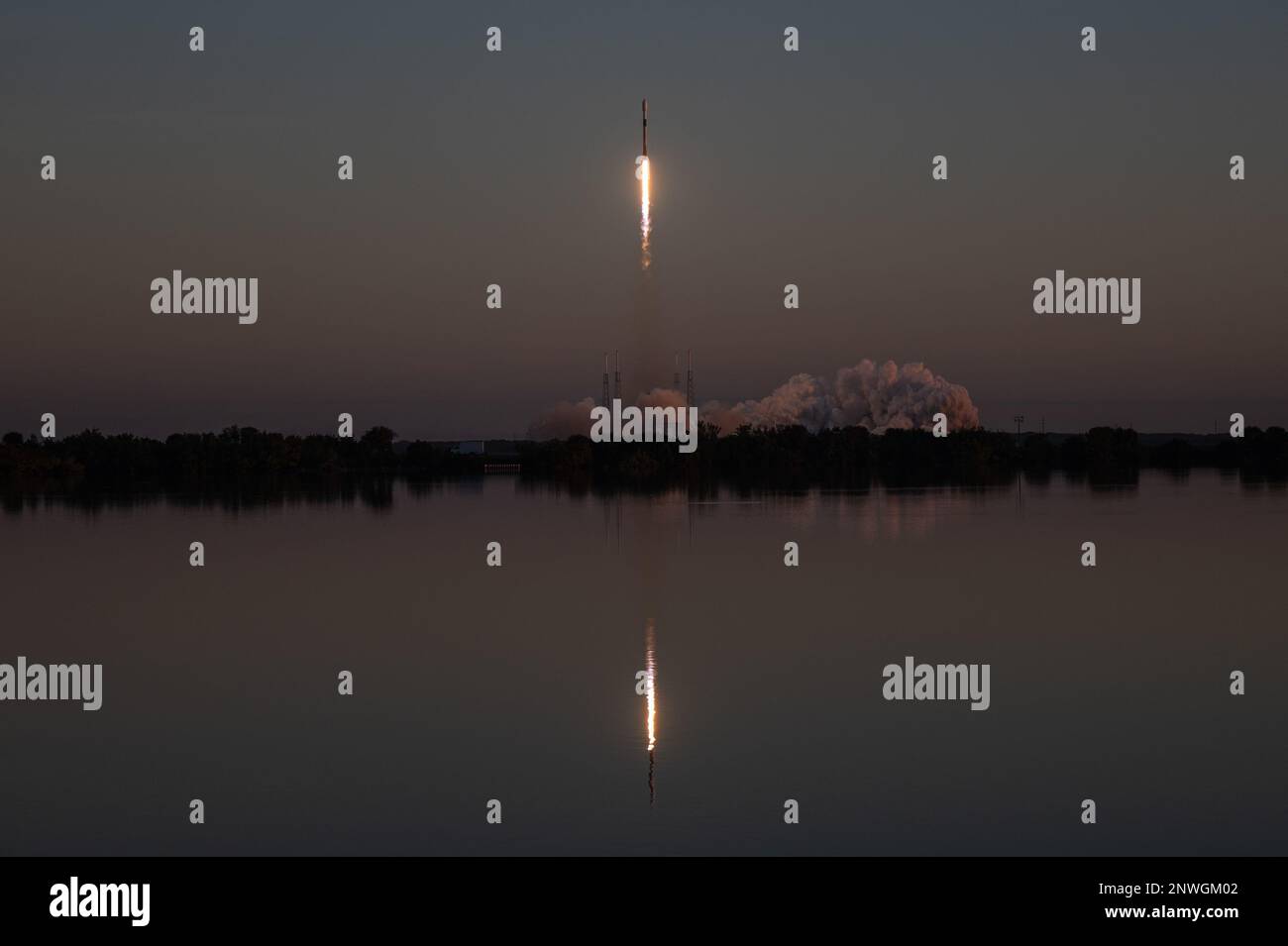 Eine SpaceX Falcon 9-Rakete mit der GPS III SV06-Nutzlast startet vom Space Launch Complex-40 in der Cape Canaveral Space Force Station, FLA, am 18. Januar 2023. Das übergeordnete Ziel von GPS III ist es, den amerikanischen Kriegern, unseren Verbündeten und zivilen Nutzern nachhaltige, zuverlässige GPS-Funktionen zu bieten. GPS bietet Ortungs-, Navigations- und Timing-Service für zivile und militärische Benutzer weltweit. Stockfoto
