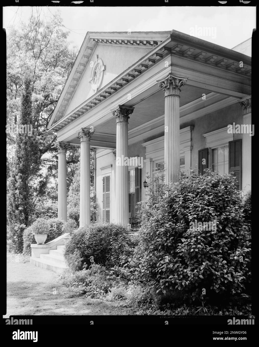 Dr. Baird House, Wynnton Road, Lockwood St., Columbus, Muscogee County, Georgia. Carnegie Survey of the Architecture of the South (Carnegie-Umfrage zur Architektur des Südens). Vereinigte Staaten, Georgia, Muscogee County, Columbus, Häuser, Spalten, Großbuchstaben, Spalten . Stockfoto