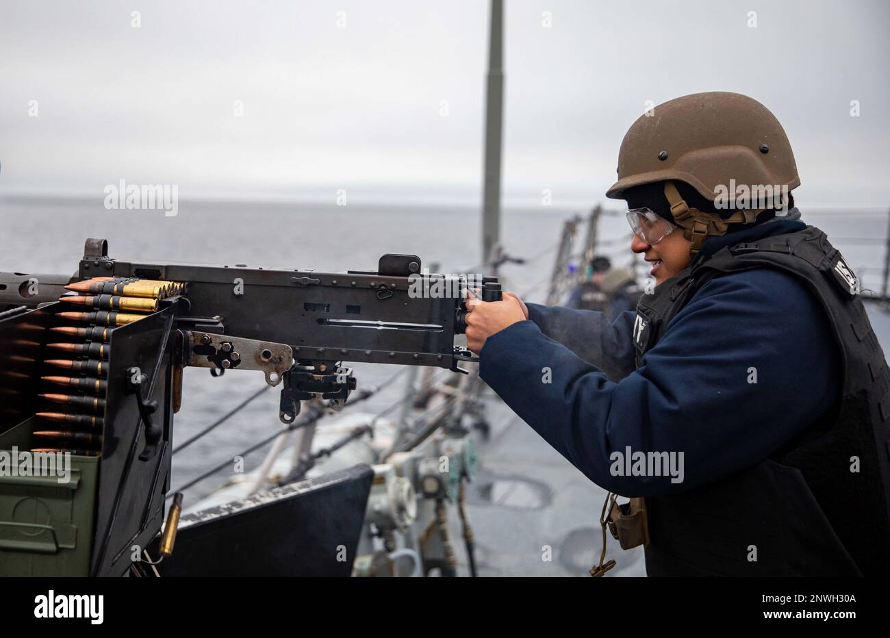 OSTSEE (22. Januar 2023) Einsatzspezialist 2. Klasse Rachell Sandoval feuert ein Maschinengewehr Kaliber 50 an Bord des Arleigh Burke-Klasse-Guided-Missile Destroyer USS Roosevelt (DDG 80) ab, 22. Januar 2023. Roosevelt ist auf einem geplanten Einsatz in den USA Marinestreitkräfte Europa Einsatzgebiet, angestellt von den USA Sechste Flotte, die die Interessen der USA, Verbündeten und Partner verteidigt. Stockfoto