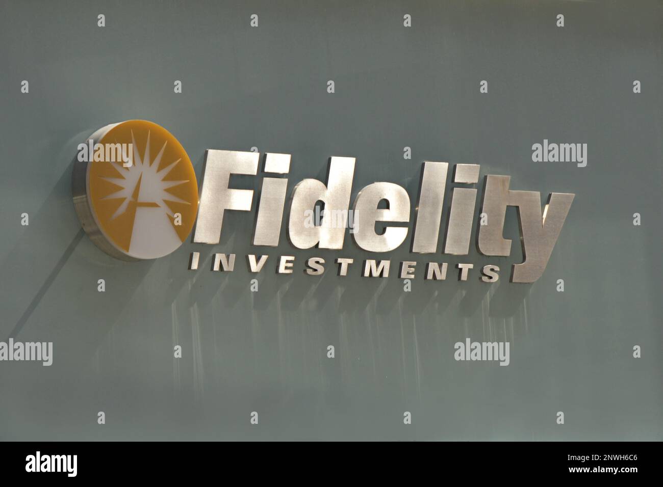 New York, NY - 26. August 2021: Glänzendes Metallschild für Fidelity Investments mit Name und Logo auf dem Bürogebäude in Midtown, Manhattan Stockfoto