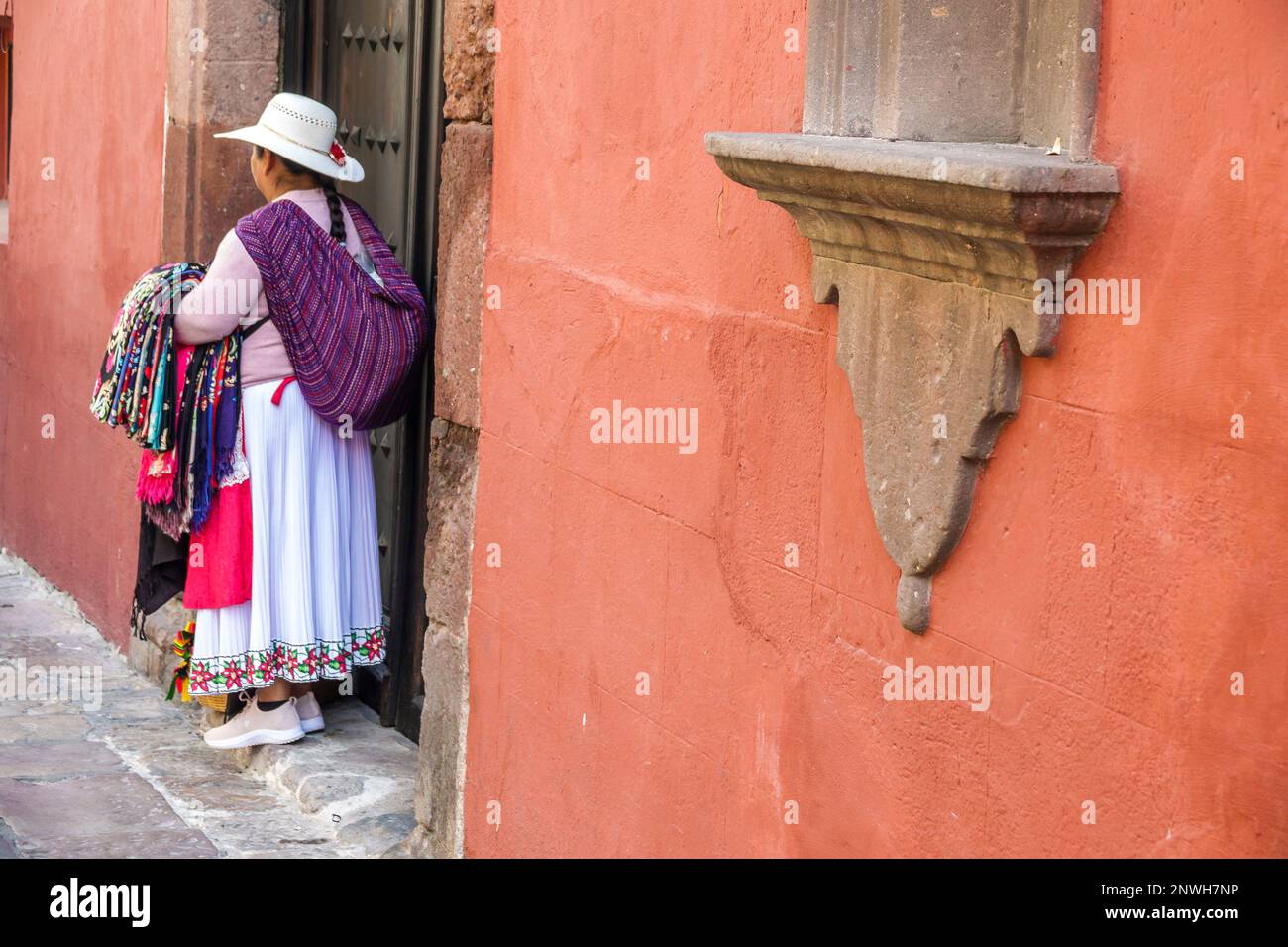 San Miguel de Allende Guanajuato Mexiko, historisches Zentrum von Historico Central, Zona Centro, Straßenverkäufer, trägt Sombrero-Hut, weibliche fema Stockfoto