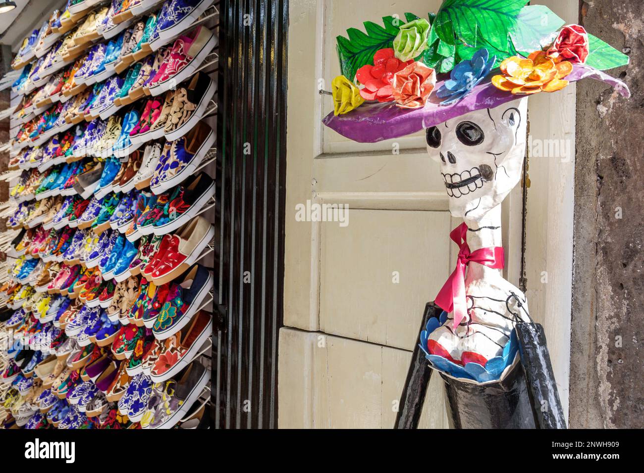 San Miguel de Allende Guanajuato Mexiko, historisches Zentrum Zona Centro, Skelett des Toten Totenkopfes La Calavera Catrina, Schuhe Stockfoto