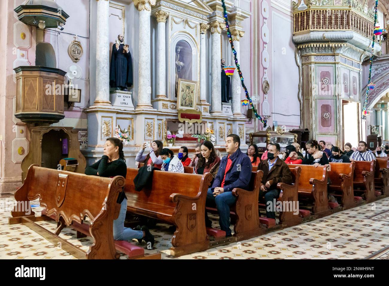 San Miguel de Allende Guanajuato Mexiko, historisches Zentrum Zona Centro, während des Gottesdienstes, Oratorio de San Felipe Neri Oratorium, Kirchenbänke c Stockfoto