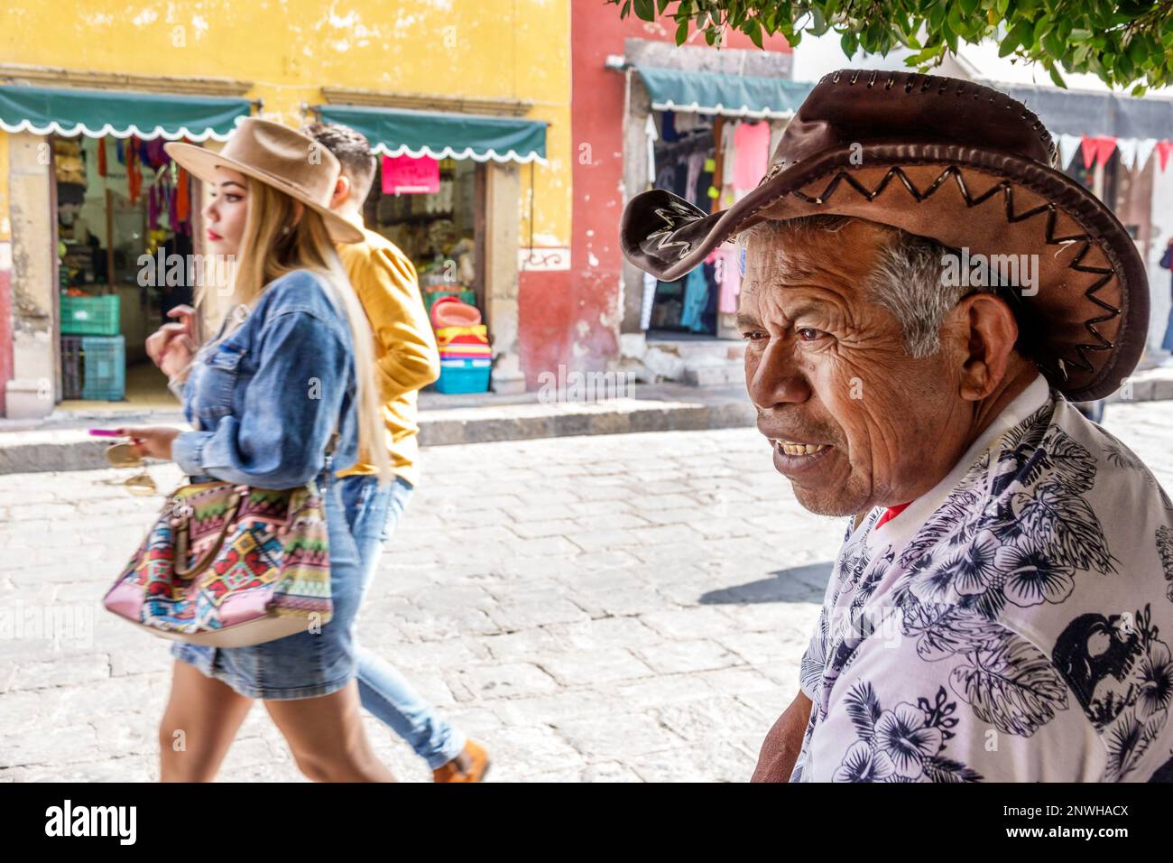 San Miguel de Allende Guanajuato Mexiko, historisches Zentrum Zona Centro, mit Hut Hüten Sombrero Sombreros, Männer, Männer, Frauen, Junge Stockfoto