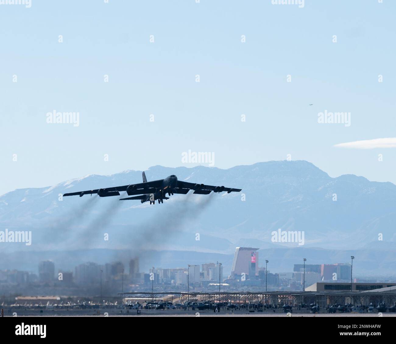 EIN US-AMERIKANISCHER Air Force B-52H Stratofortress, dem 2D. Bomberflügel zugeteilt, startet zu einer Mission während Red Flag 23-1 am Nellis Air Force Base, Nevada, 23. Januar 2023. Die Teilnehmer führen eine Vielzahl von Szenarien durch, darunter defensive Gegenluft, offensive Gegenluft-Unterdrückung feindlicher Luftabwehrsysteme und offensive Gegenluft-Sperrung. Stockfoto