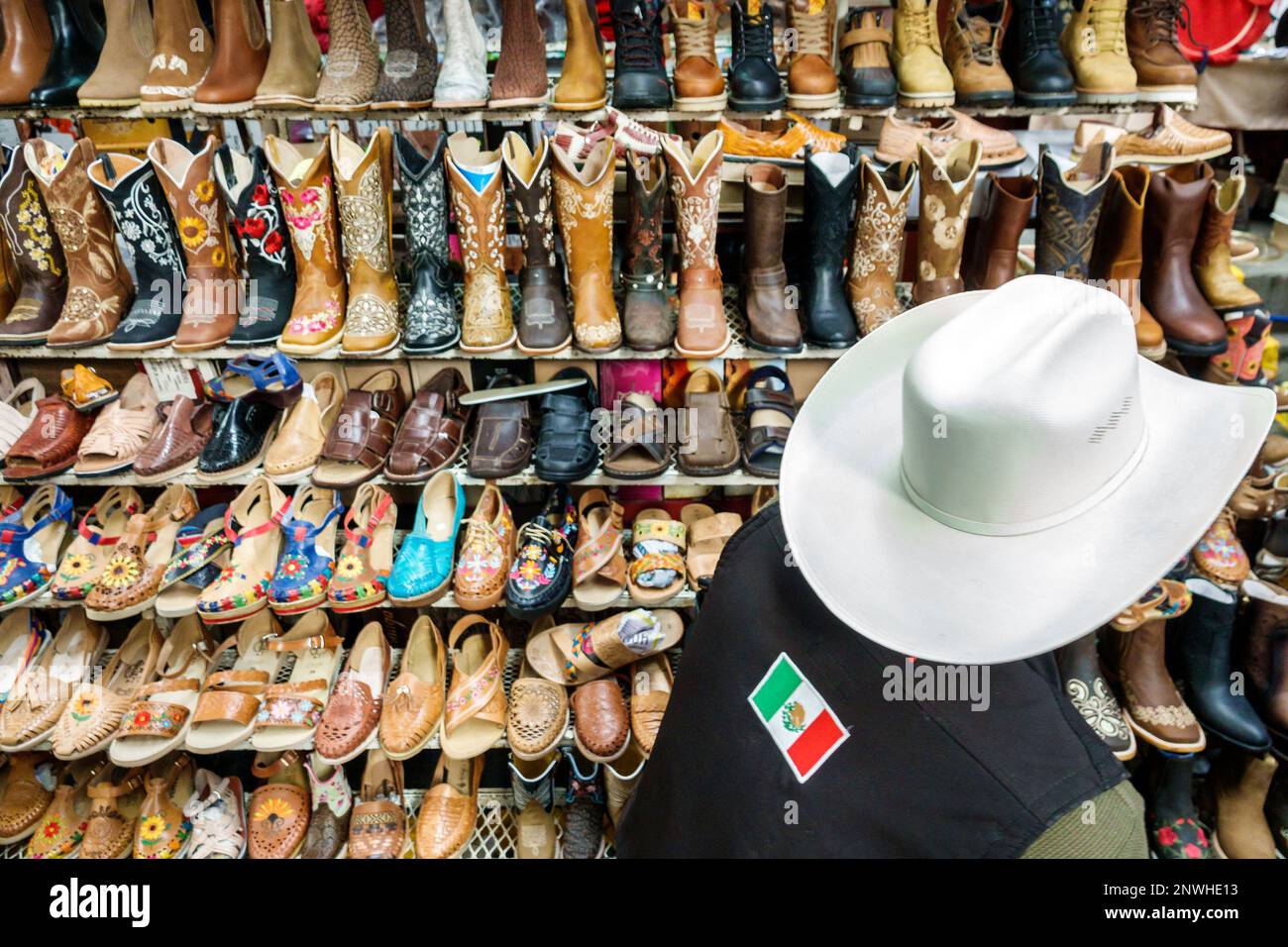 San Miguel de Allende Guanajuato Mexiko, historisches Zentrum Zona Centro, Mercado San Miguel Markt, Schuhwerk Huarache Sandalen Schuhe Cowboy Stockfoto