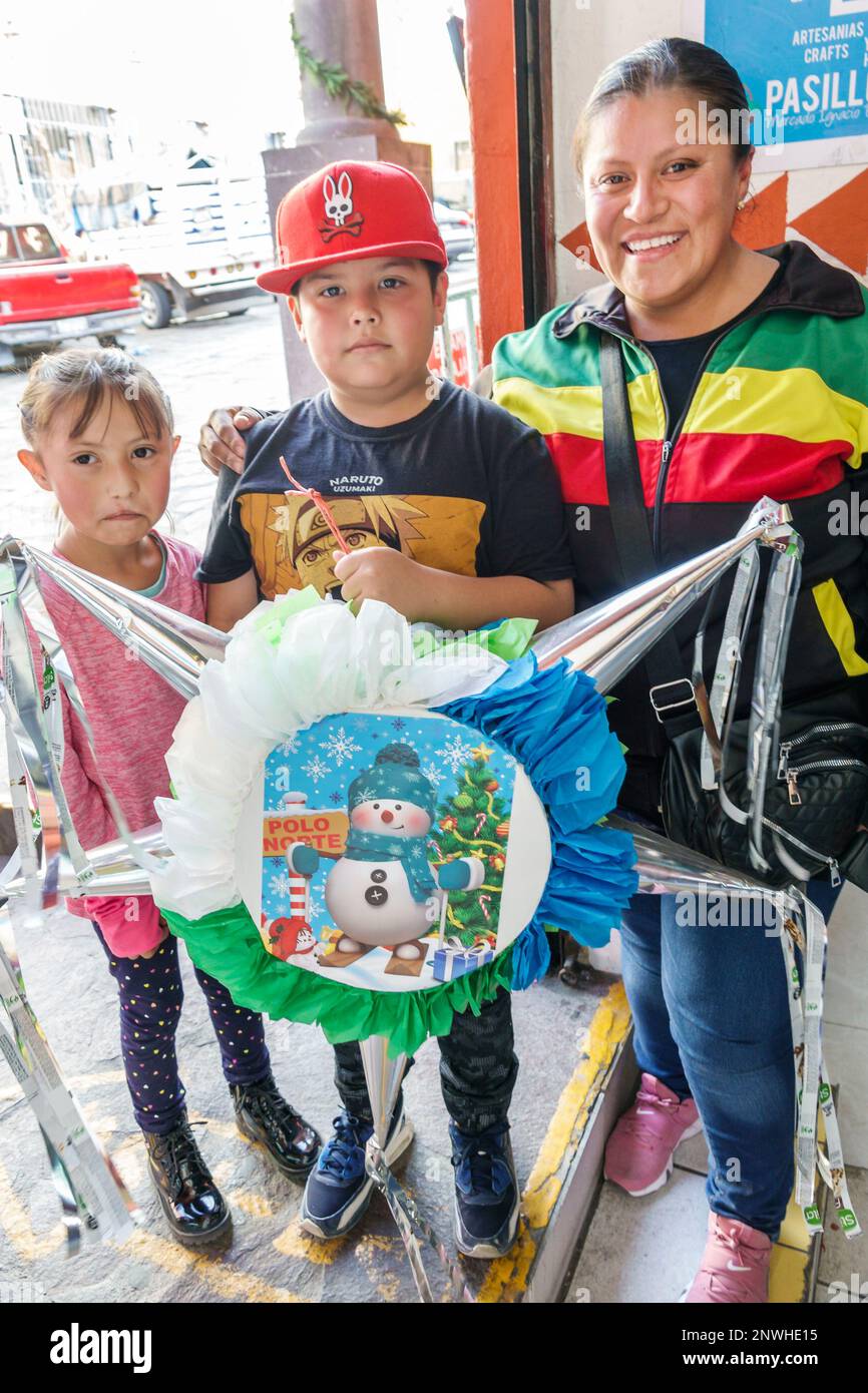 San Miguel de Allende Guanajuato Mexiko, historisches Zentrum Zona Centro, Mercado San Miguel Markt, Pinata-Kauf, weibliche Frau Stockfoto