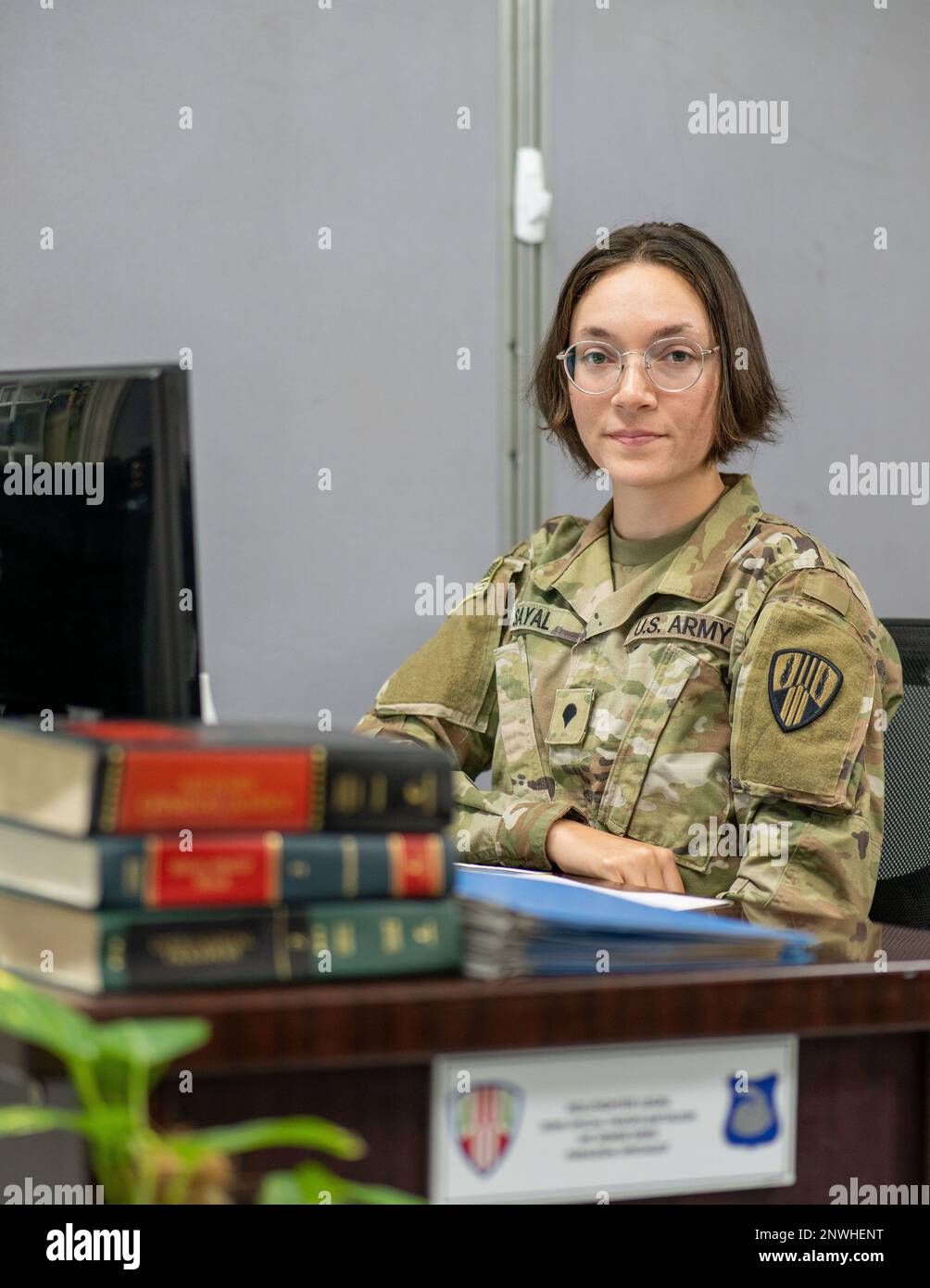 US Army SPC. Deniz Sayal, Anwaltsgehilfin der 369. Sustainment Brigade, posierte für ein Foto am 4. Januar 2023. Dieses Foto wurde für die Abteilung des Generalstaatsanwalts der Brigade aufgenommen. Stockfoto