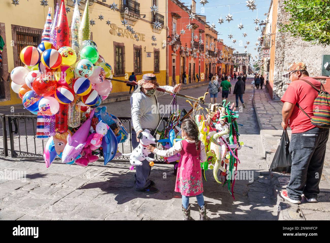 San Miguel de Allende Guanajuato Mexiko, historisches Zentrum von Historico Central, Weihnachtsdekorationen mit hängenden Stars, Ballons verkaufen, man Me auswählen Stockfoto