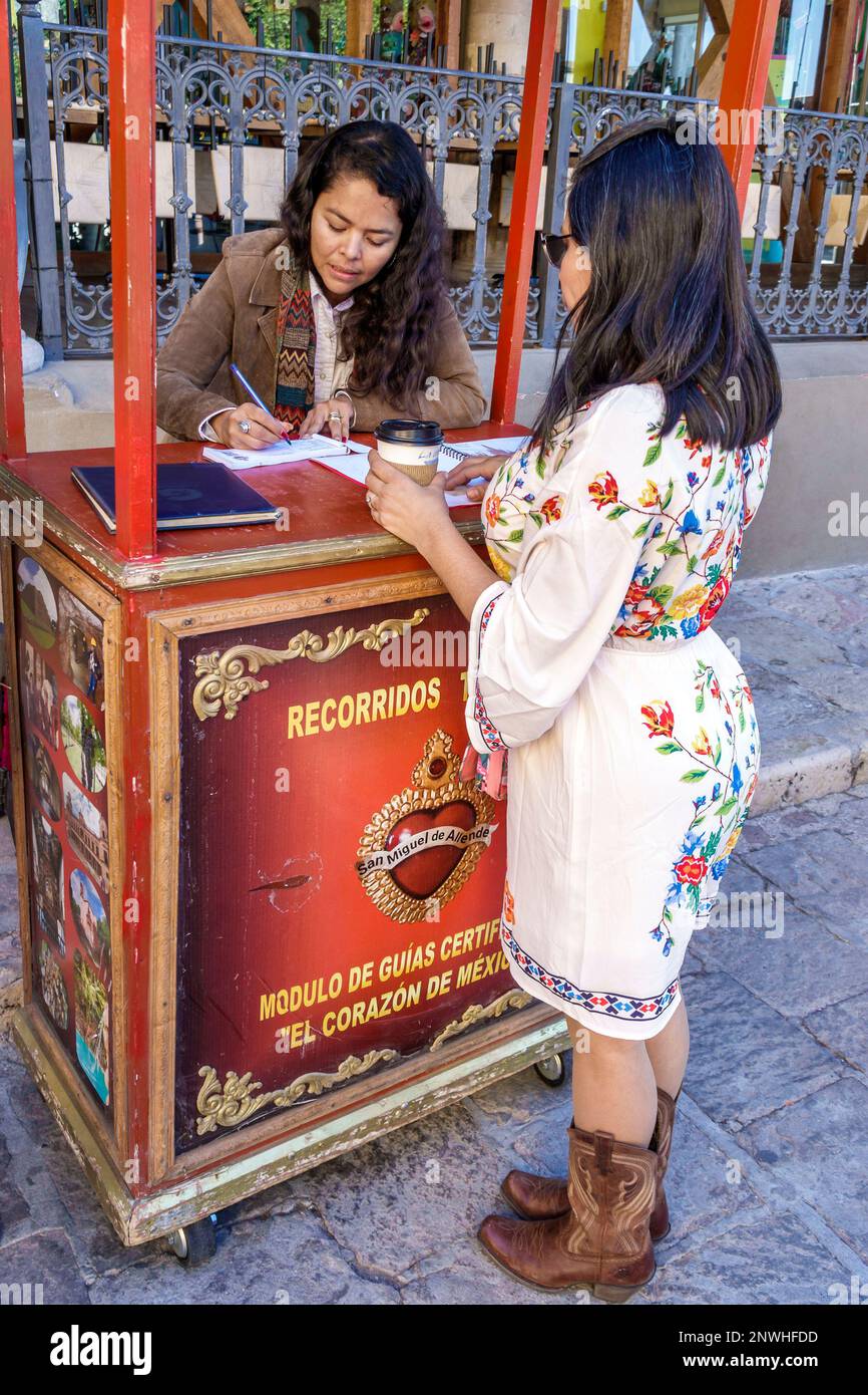 San Miguel de Allende Guanajuato Mexico, historisches Zentrum des historischen Stadtzentrums, Führungen, Kiosk, weibliche Frauen, Erwachsene, wohnen Stockfoto