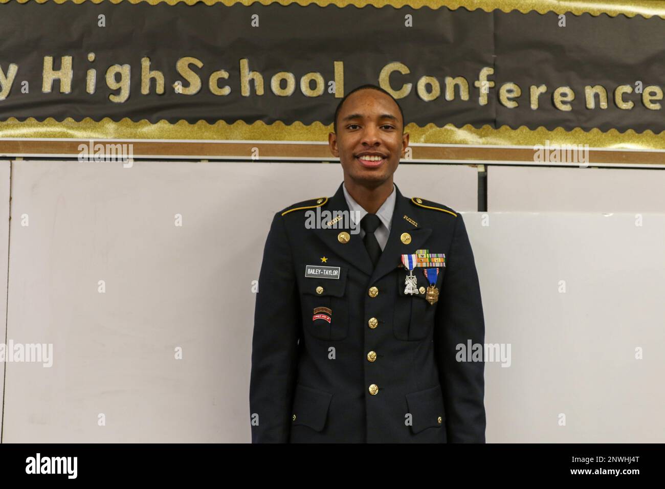 Kaheem Bailey-Taylor, Kadett von Army JROTC, wurde bei einer Zeremonie in der Philadelphia Military Academy am 6. Januar 2023 in Philadelphia, Pennsylvania, mit der Heldenmedaille ausgezeichnet. Diese Auszeichnung ist die höchste Medaille des Department of the Army, die ausschließlich an Army ROTC und JROTC Cadets verliehen wird. Die Medaille wird denjenigen verliehen, die einen heldenhaften Akt vollziehen, bei dem es um die "Akzeptanz von Gefahr und außergewöhnlicher Verantwortung geht, die als Beispiel für lobenswerte Stärke und Mut dienen". | Foto von Amy Turner, USA Militärkadett-Kommando Öffentliche Angelegenheiten Stockfoto