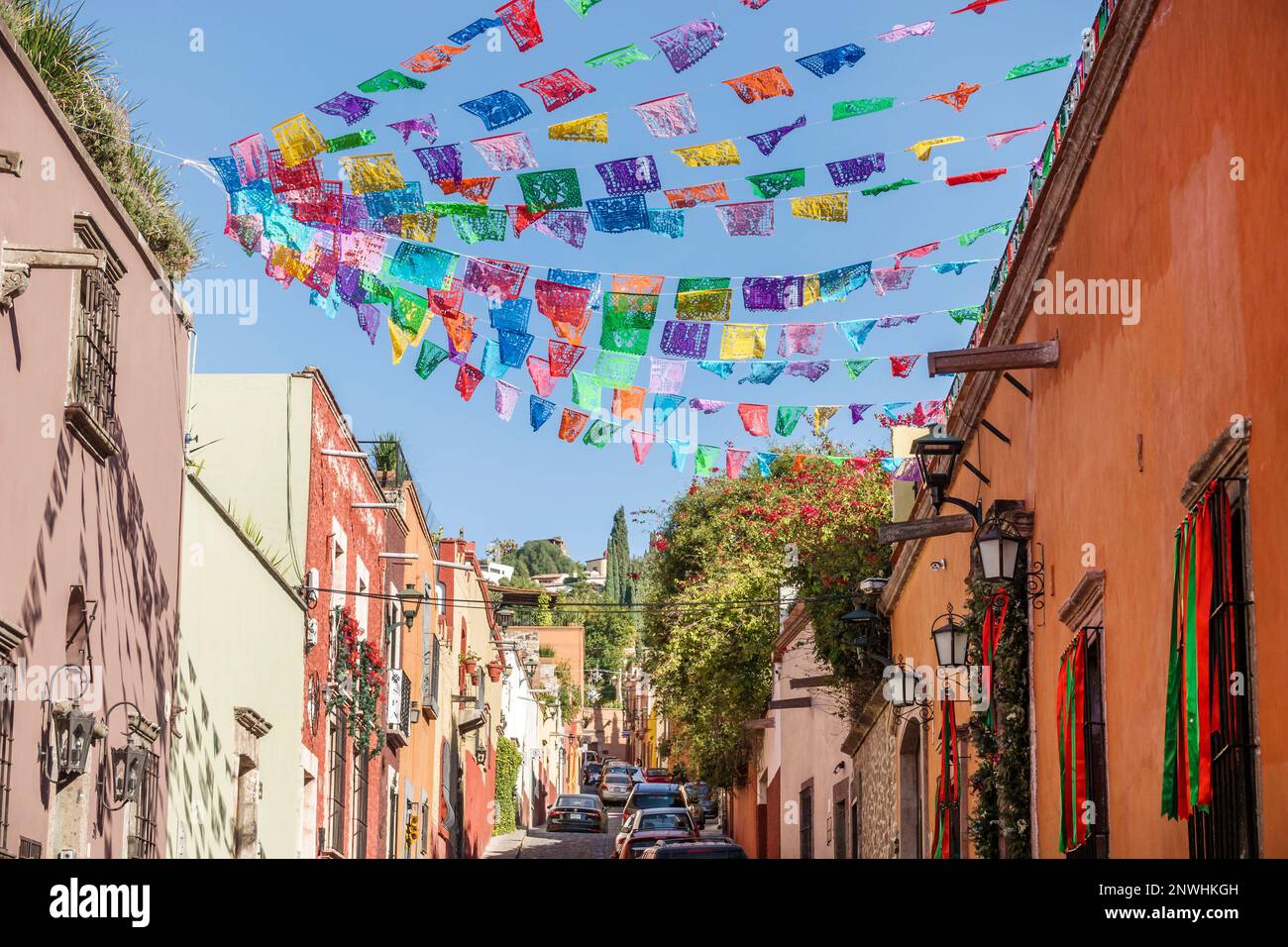 San Miguel de Allende Guanajuato Mexiko, historisches Zentrum, Wohnhäuser, Kolonialarchitektur, Papel picado Cu Stockfoto