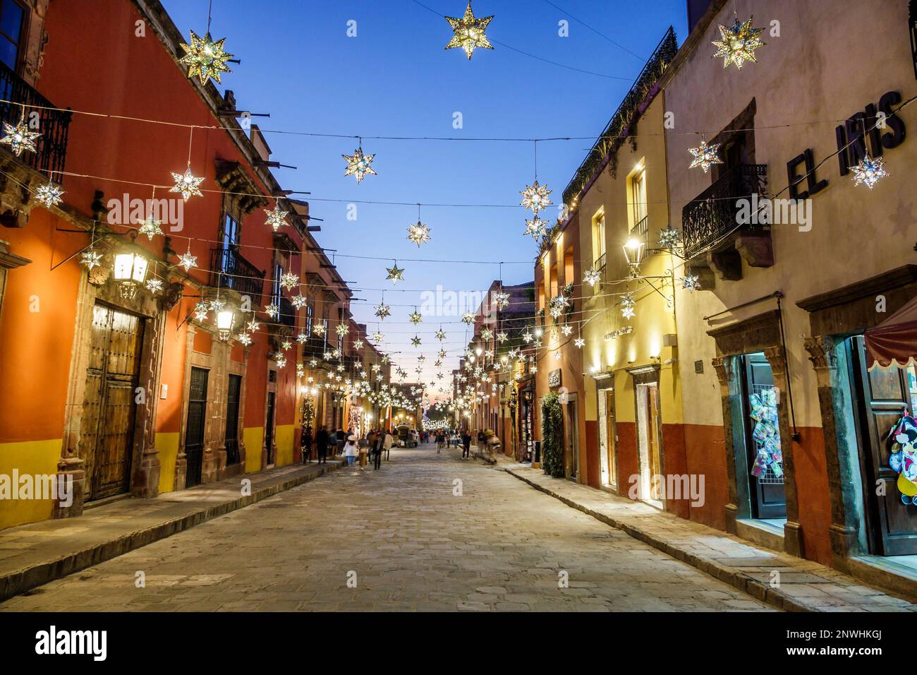 San Miguel de Allende Guanajuato Mexico, historisches Zentrum des historischen Stadtzentrums, Weihnachtsdekorationen mit hängenden Sternen, Abenddämmerung, Gebäude, Cit Stockfoto