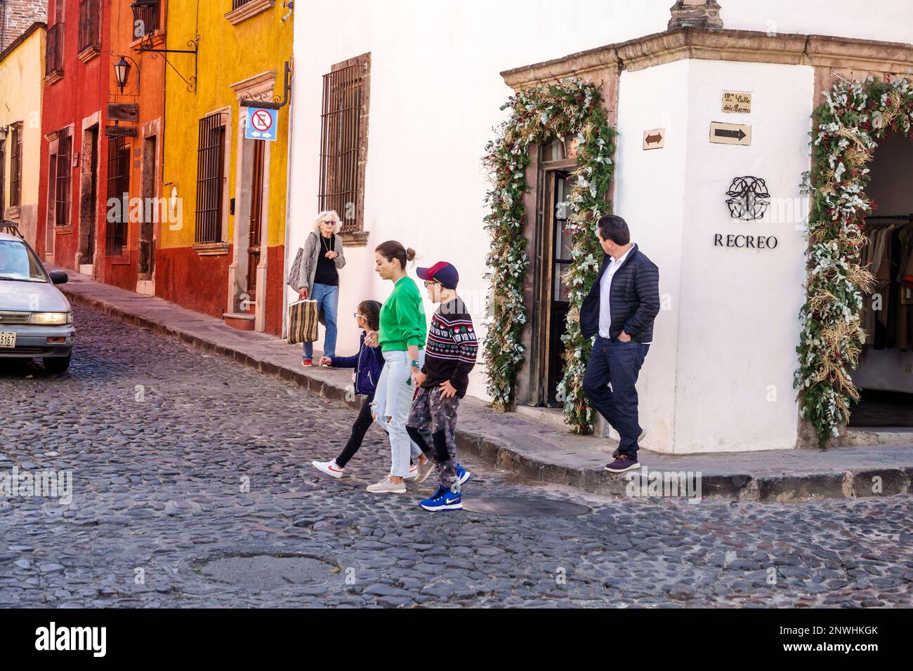 San Miguel de Allende Guanajuato Mexiko, historisches Zentrum des historischen Stadtzentrums, Kopfsteinpflasterstraße, Calle Recreo, koloniale Architektur, männliche Männer, wo Stockfoto