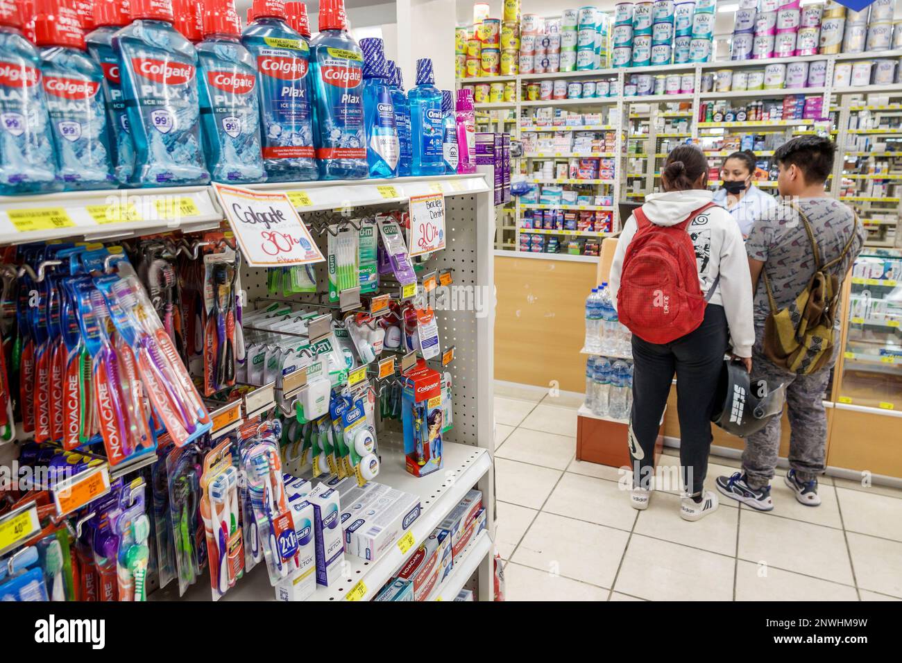 San Miguel de Allende Guanajuato Mexiko, Farmacia Guadalajara, Apotheke Drogerie, Männer, Frauen weiblich, Erwachsene, Bewohner, c Stockfoto